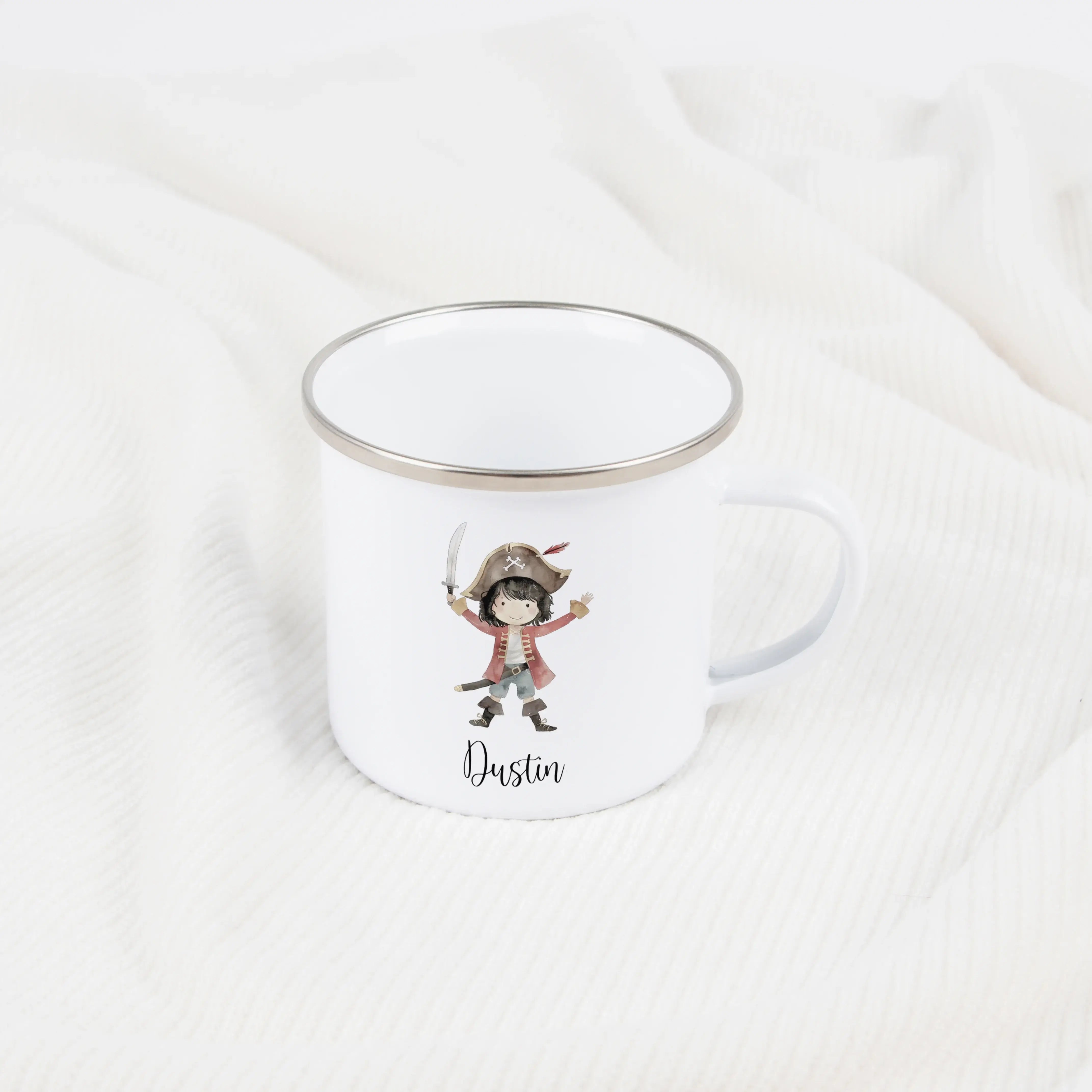 Emaille Tasse Pirat-Emaille Tasse-famprints-Die Emaille Tasse Pirat von famprints macht jeden Schluck zu einem kleinen Abenteuer und wird dank deiner Personalisierung zu einem echten Lieblingsstück. Das fröhliche Piratenmotiv in Aquarell-Optik weckt Entde