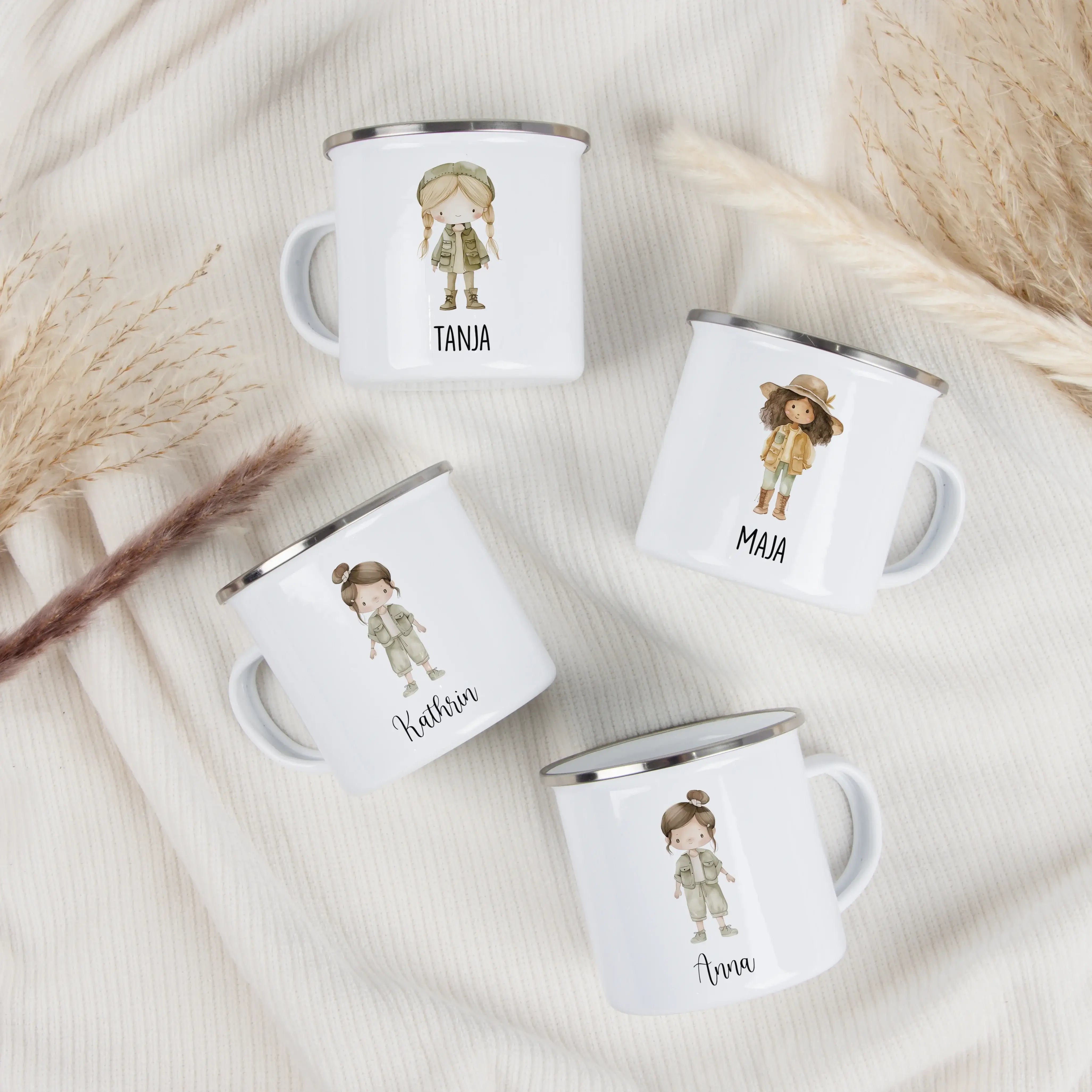Emaille Tasse Pfadfinderin-Emaille Tasse-famprints-Die Emaille Tasse Pfadfinderin von famprints ist für kleine Entdeckerinnen gemacht, die neugierig durchs Leben gehen. Ob beim Frühstück, im Kindergarten oder auf dem nächsten Ausflug – dieser personalisie