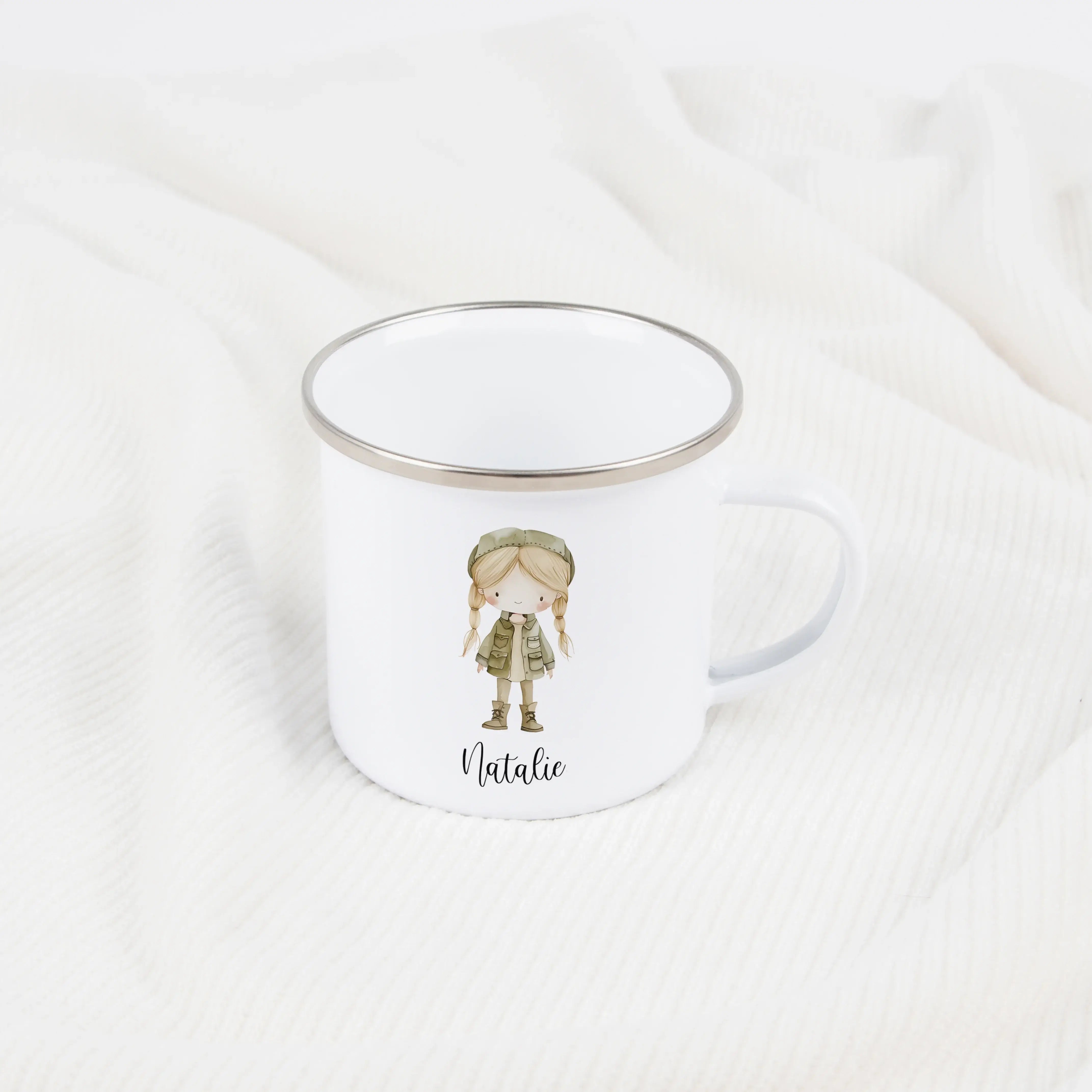 Emaille Tasse Pfadfinderin-Emaille Tasse-famprints-Die Emaille Tasse Pfadfinderin von famprints ist für kleine Entdeckerinnen gemacht, die neugierig durchs Leben gehen. Ob beim Frühstück, im Kindergarten oder auf dem nächsten Ausflug – dieser personalisie