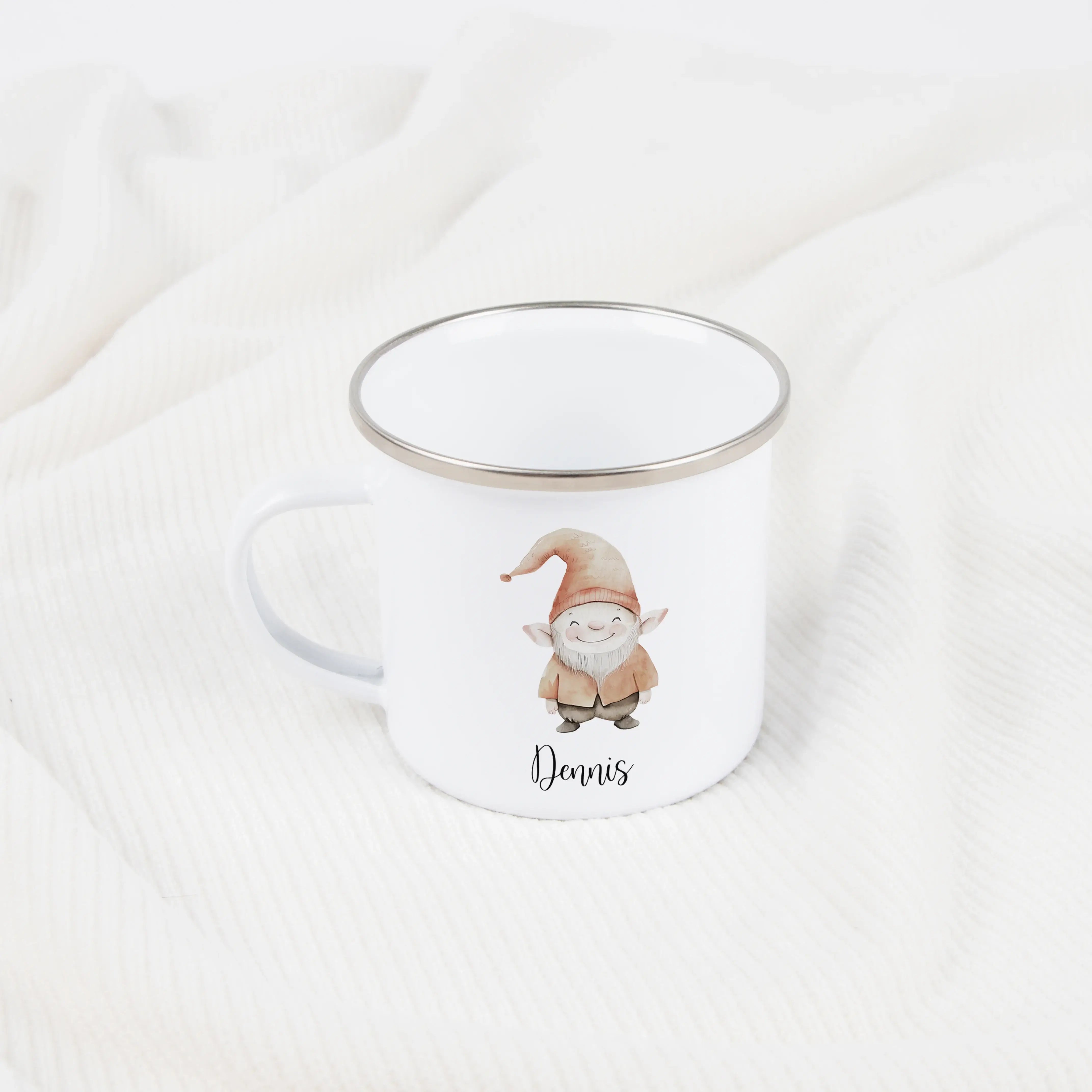 Emaille Tasse Wichtel-Emaille Tasse-famprints-Die Emaille Tasse Wichtel von famprints ist eine liebevoll gestaltete Geschenkidee für die Weihnachtszeit und darüber hinaus. Mit einem personalisierten Namen wird jede Tasse zu einem echten Einzelstück, das K