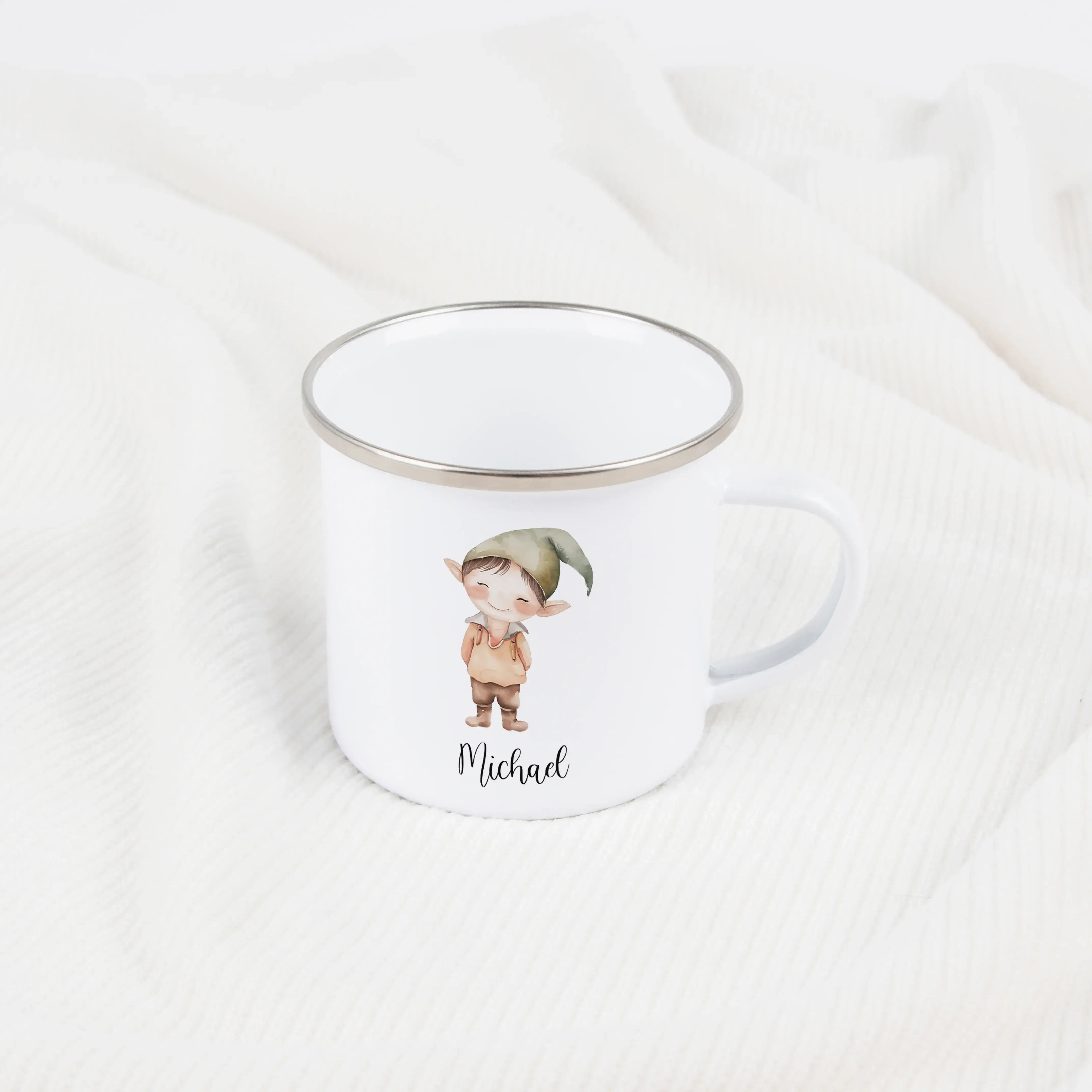 Emaille Tasse Wichtel-Emaille Tasse-famprints-Die Emaille Tasse Wichtel von famprints ist eine liebevoll gestaltete Geschenkidee für die Weihnachtszeit und darüber hinaus. Mit einem personalisierten Namen wird jede Tasse zu einem echten Einzelstück, das K