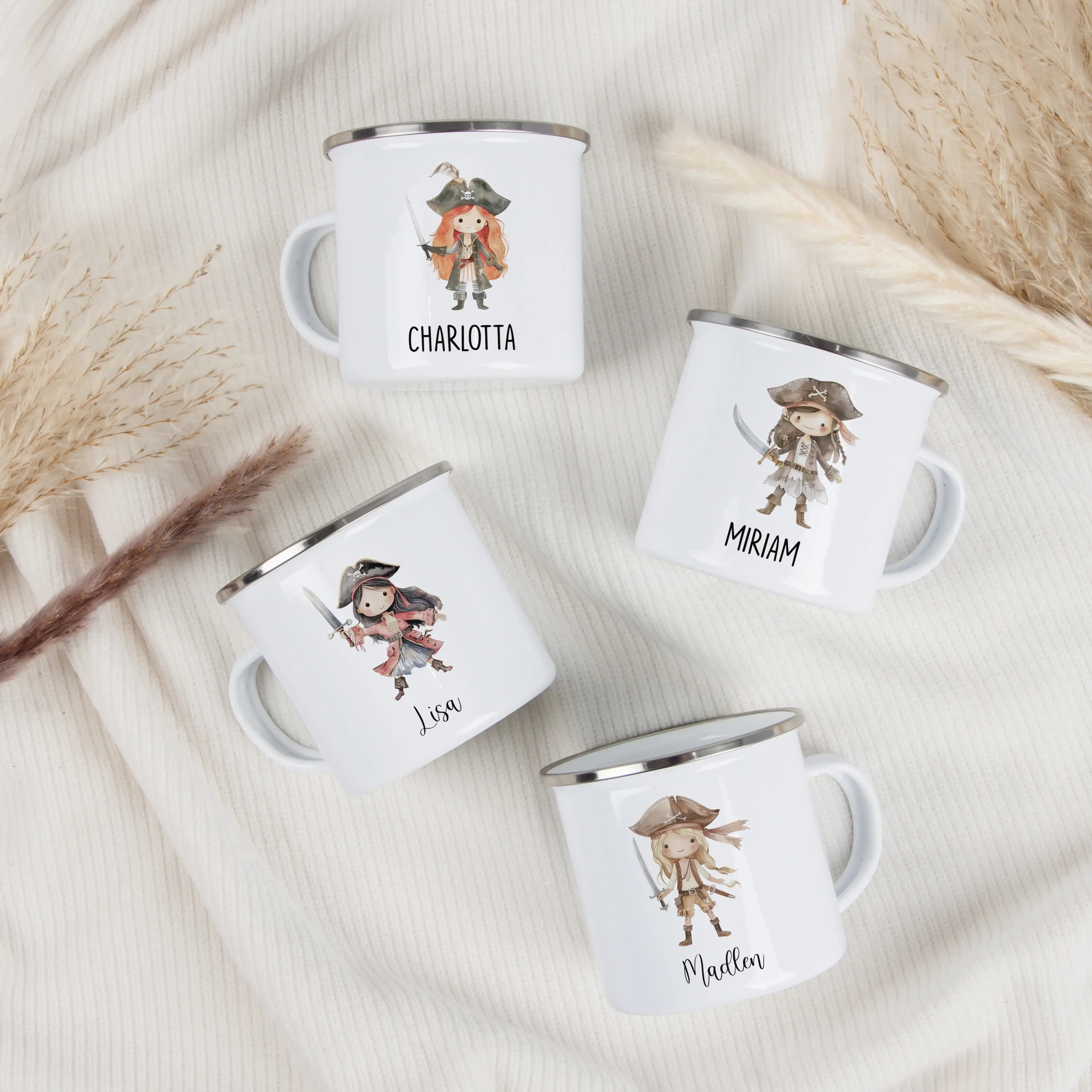 Emaille Tasse Piratin-Emaille Tasse-famprints-Mit der Emaille Tasse Piratin von famprints schenkst du mehr als nur eine Tasse – du schenkst ein persönliches Lieblingsstück für kleine Piratinnen. Das liebevoll gestaltete Motiv zeigt eine mutige Piratin im