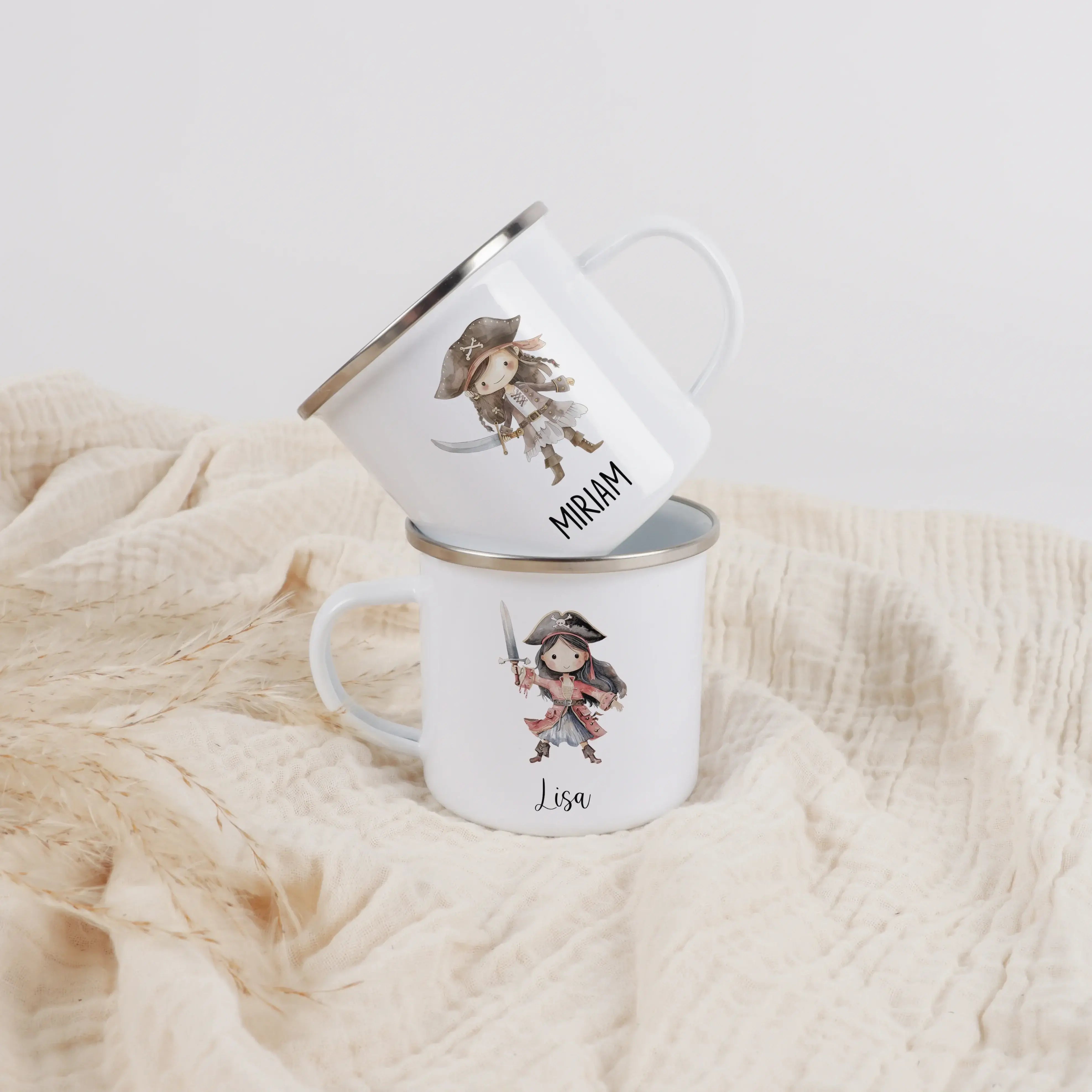 Emaille Tasse Piratin-Emaille Tasse-famprints-Mit der Emaille Tasse Piratin von famprints schenkst du mehr als nur eine Tasse – du schenkst ein persönliches Lieblingsstück für kleine Piratinnen. Das liebevoll gestaltete Motiv zeigt eine mutige Piratin im