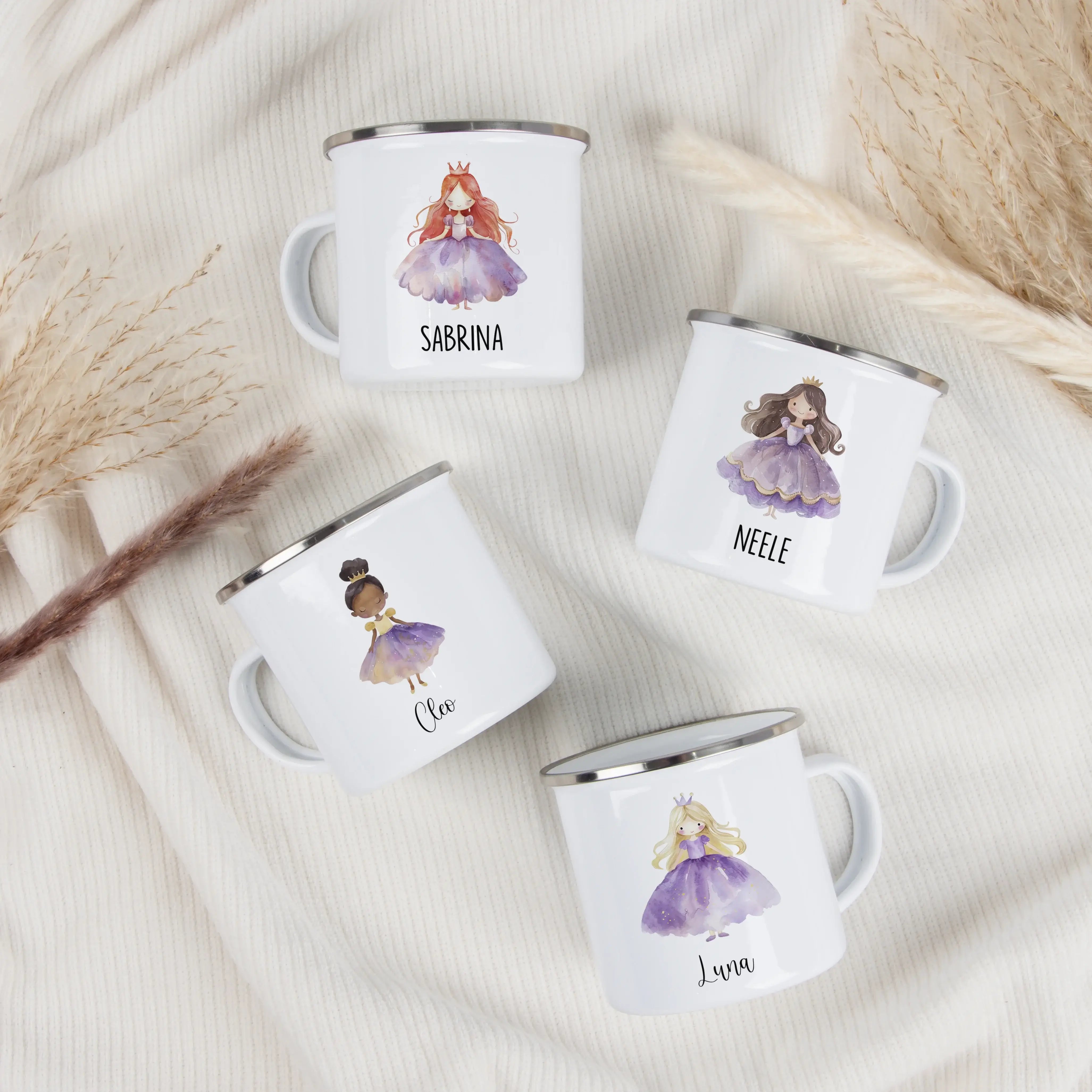 Emaille Tasse Prinzessin-Emaille Tasse-famprints-Die Emaille Tasse Prinzessin von famprints verbindet personalisierte Gestaltung mit liebevollen Motiven, die Kindern ein besonderes Gefühl im Alltag schenken. Jedes Design entsteht in unserem eigenen Drucks