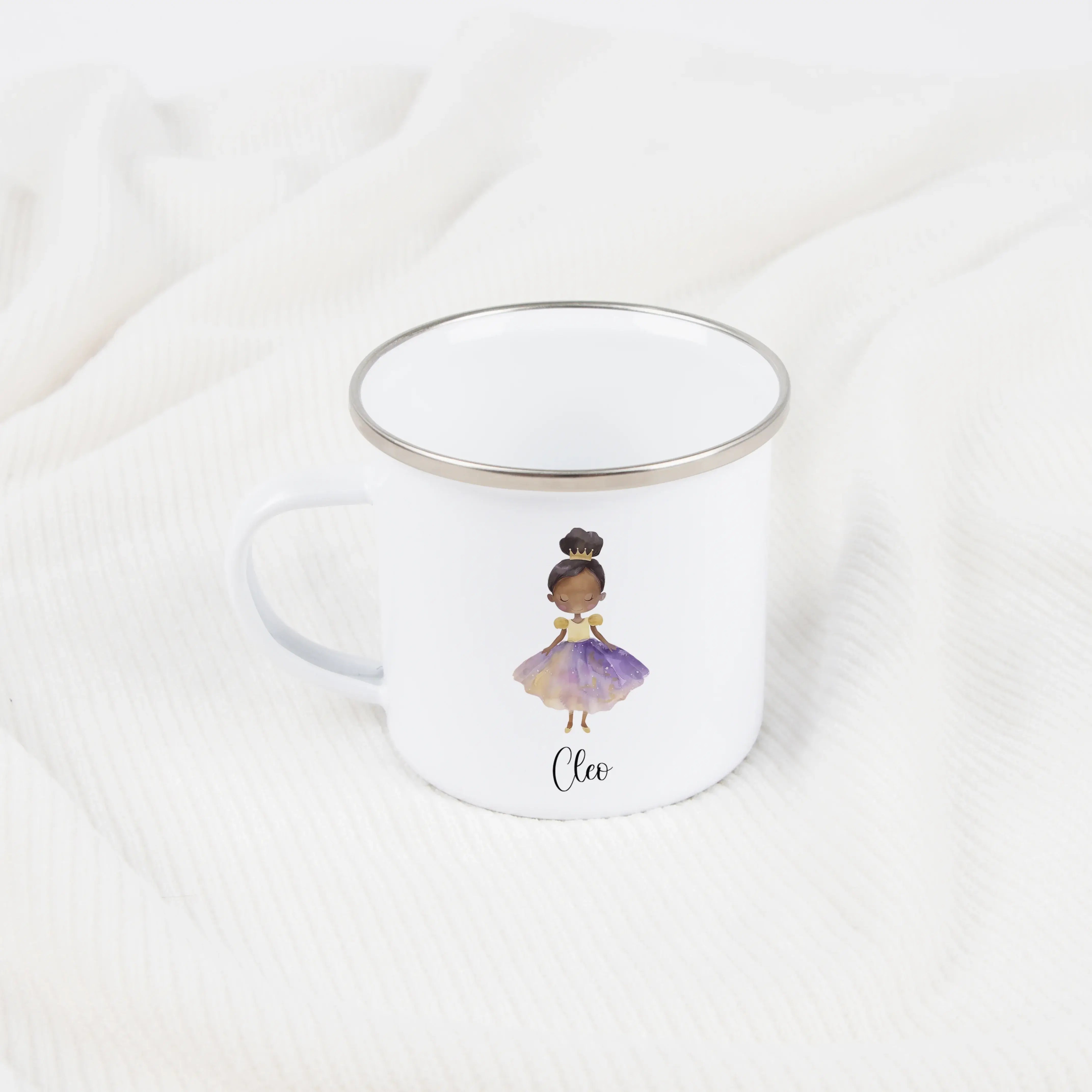 Emaille Tasse Prinzessin-Emaille Tasse-famprints-Die Emaille Tasse Prinzessin von famprints verbindet personalisierte Gestaltung mit liebevollen Motiven, die Kindern ein besonderes Gefühl im Alltag schenken. Jedes Design entsteht in unserem eigenen Drucks