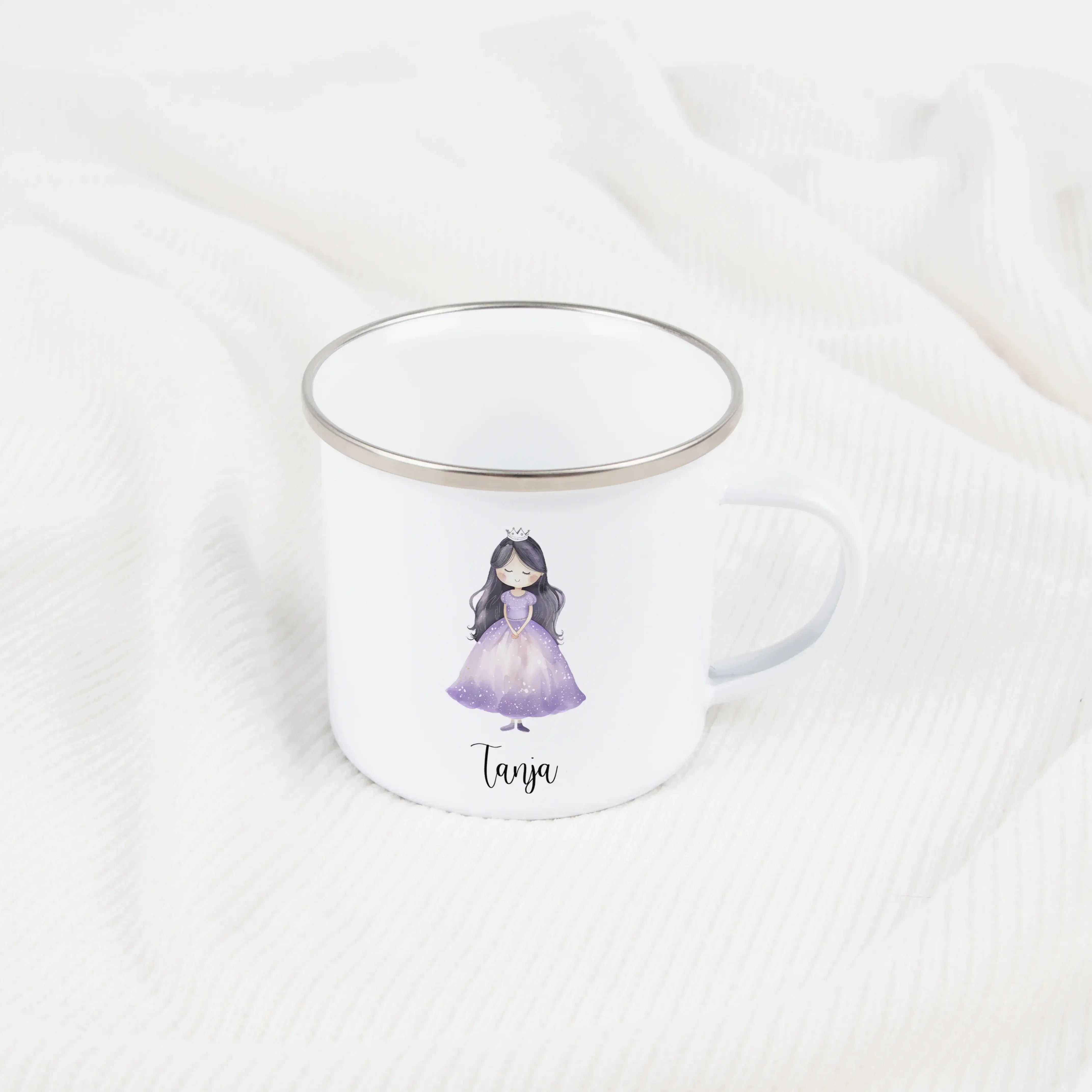Emaille Tasse Prinzessin-Emaille Tasse-famprints-Die Emaille Tasse Prinzessin von famprints verbindet personalisierte Gestaltung mit liebevollen Motiven, die Kindern ein besonderes Gefühl im Alltag schenken. Jedes Design entsteht in unserem eigenen Drucks