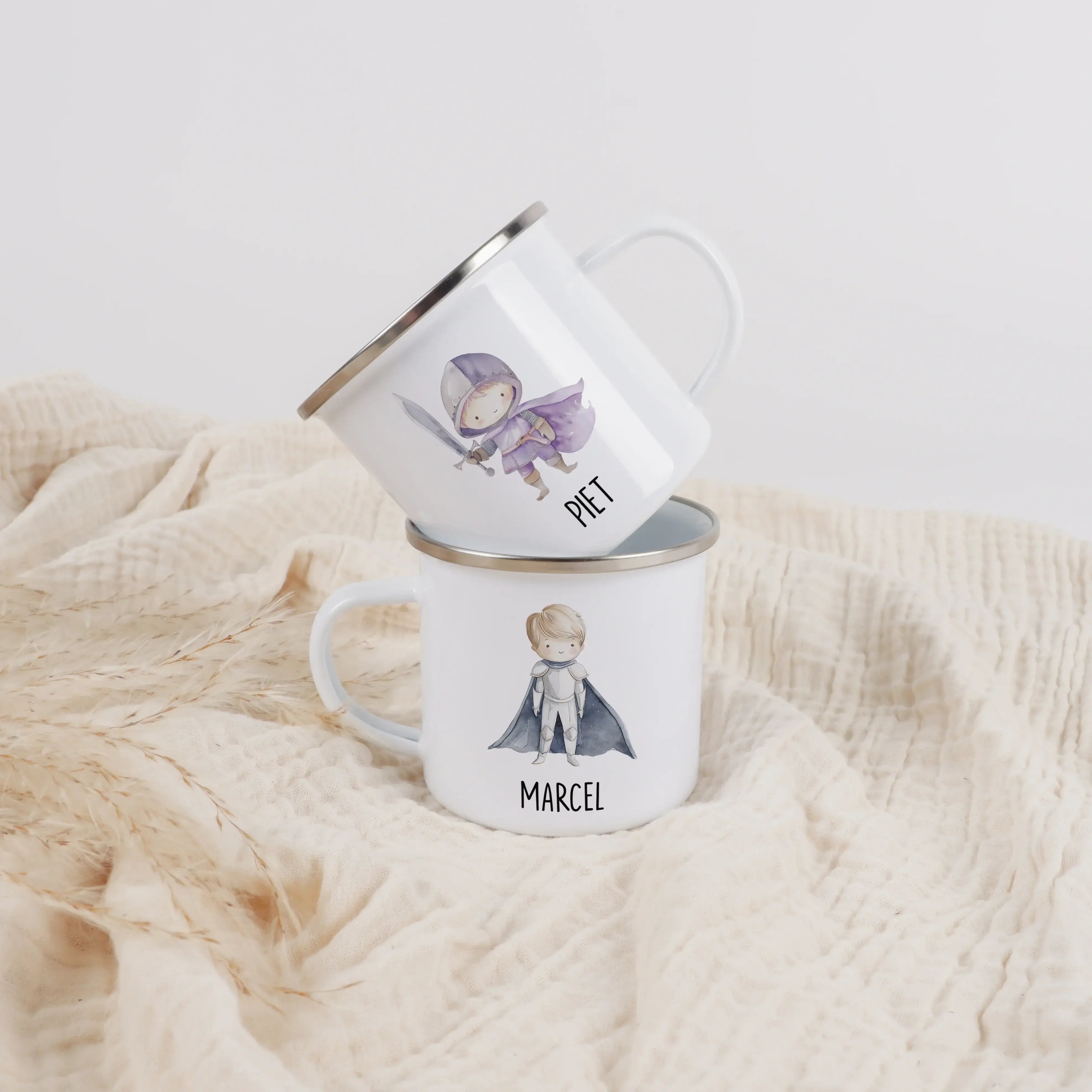 Emaille Tasse Ritter-Emaille Tasse-famprints-Die Emaille Tasse Ritter von famprints macht aus jedem Getränk einen kleinen Abenteuermoment. Dein Kind taucht mit seinem eigenen Namen in eine Welt voller mutiger Helden, farbenfroher Illustrationen und spiele