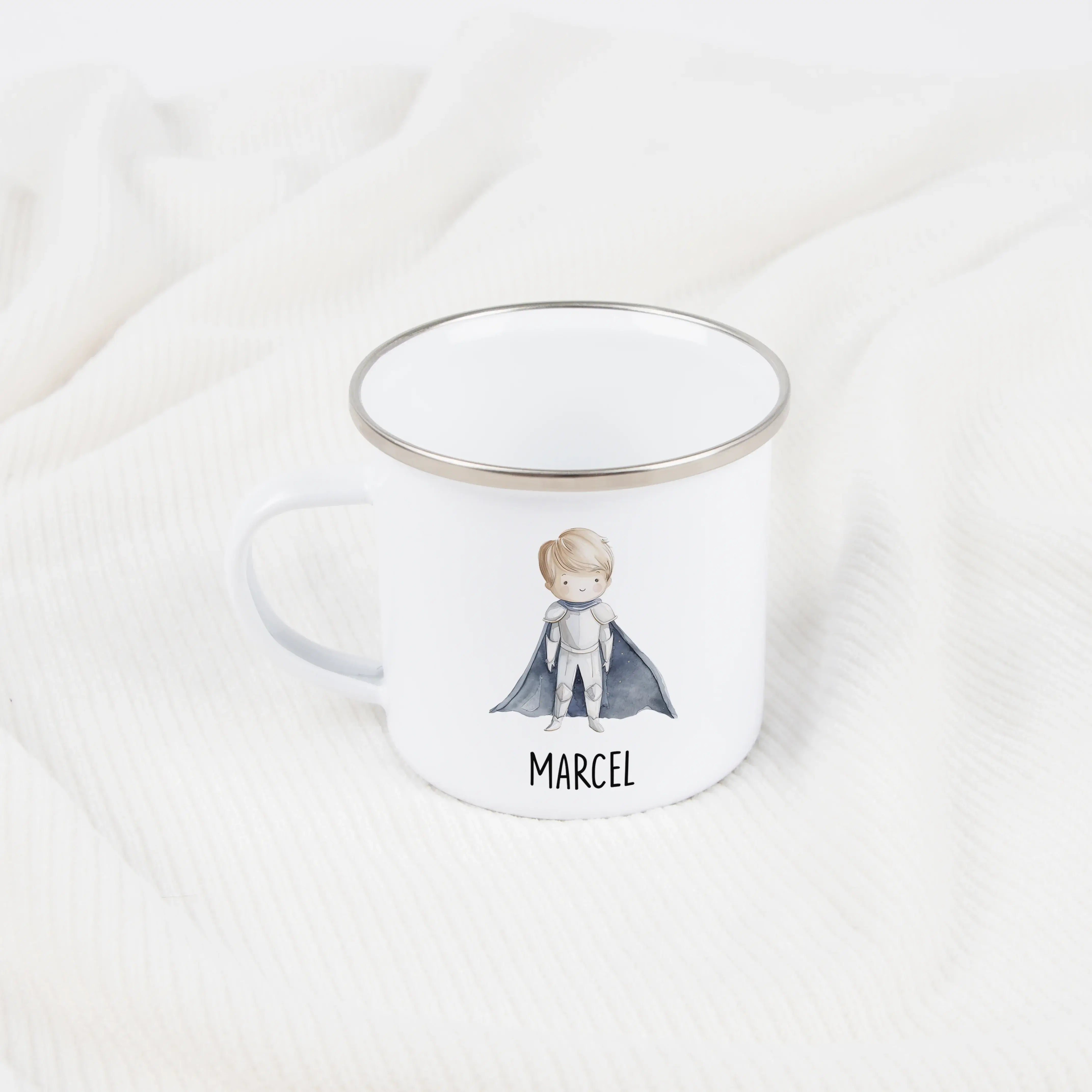 Emaille Tasse Ritter-Emaille Tasse-famprints-Die Emaille Tasse Ritter von famprints macht aus jedem Getränk einen kleinen Abenteuermoment. Dein Kind taucht mit seinem eigenen Namen in eine Welt voller mutiger Helden, farbenfroher Illustrationen und spiele