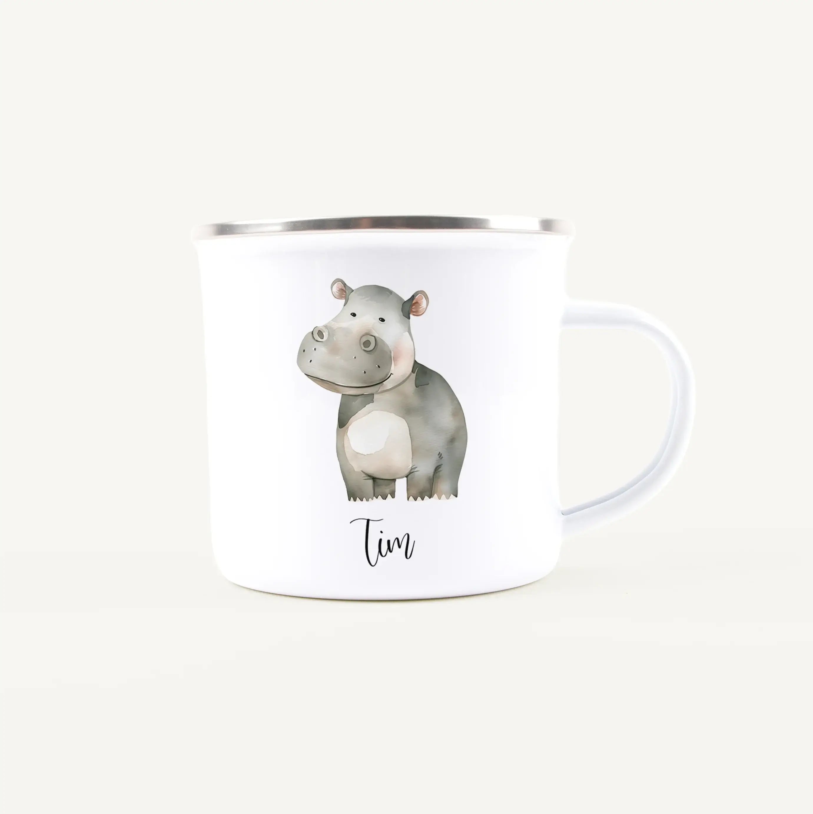 Emaille Tasse Nilpferd-Emaille Tasse-famprints-Die Emaille Tasse Nilpferd von famprints verbindet ein liebevoll illustriertes Tiermotiv mit der Möglichkeit, den Namen deines Kindes direkt auf dem Becher zu verewigen. So entsteht ein persönlicher Lieblings