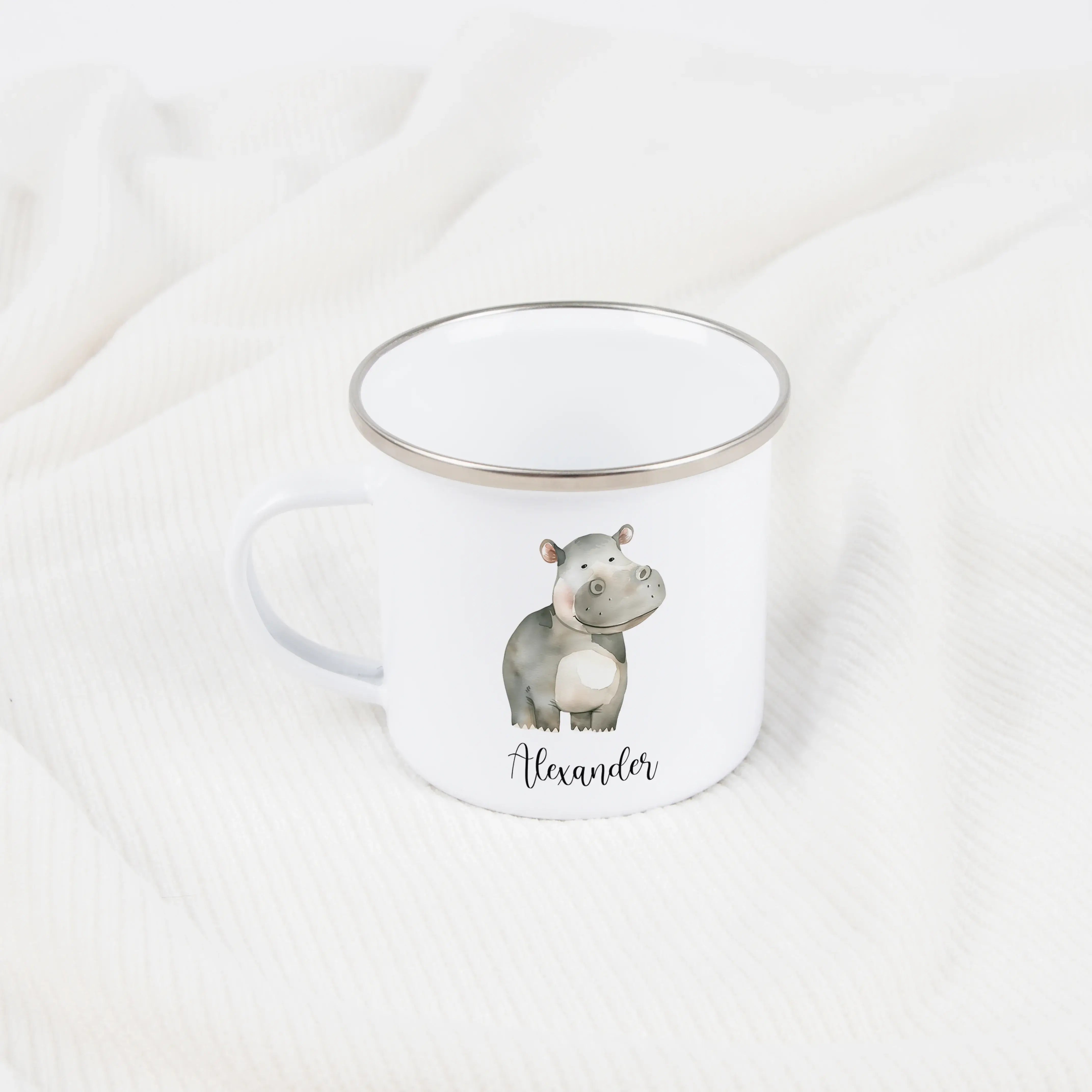 Emaille Tasse Nilpferd-Emaille Tasse-famprints-Die Emaille Tasse Nilpferd von famprints verbindet ein liebevoll illustriertes Tiermotiv mit der Möglichkeit, den Namen deines Kindes direkt auf dem Becher zu verewigen. So entsteht ein persönlicher Lieblings