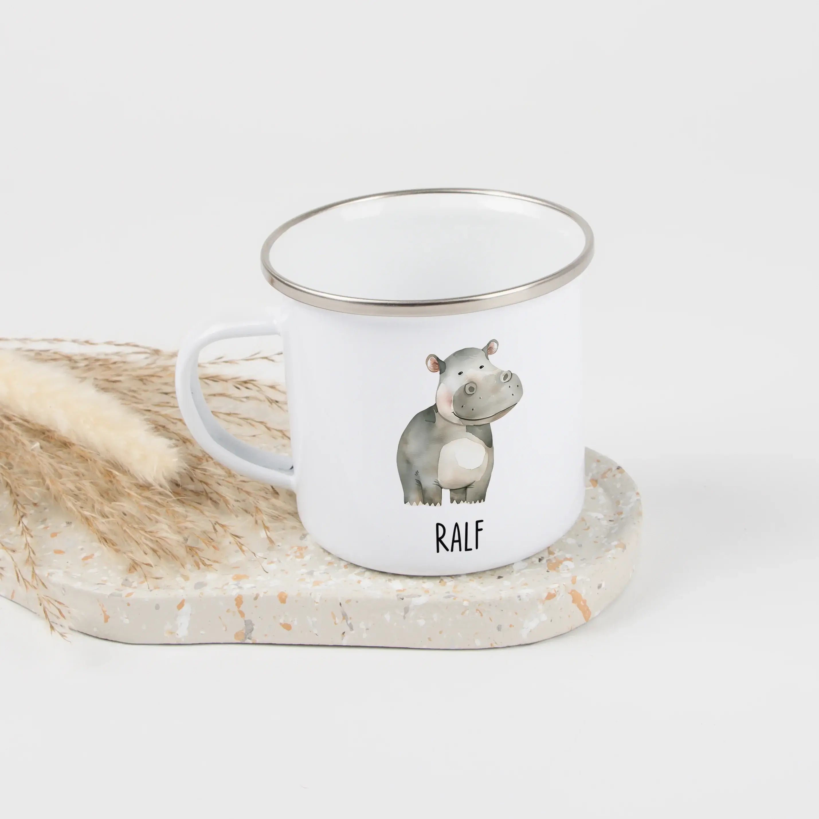 Emaille Tasse Nilpferd-Emaille Tasse-famprints-Die Emaille Tasse Nilpferd von famprints verbindet ein liebevoll illustriertes Tiermotiv mit der Möglichkeit, den Namen deines Kindes direkt auf dem Becher zu verewigen. So entsteht ein persönlicher Lieblings
