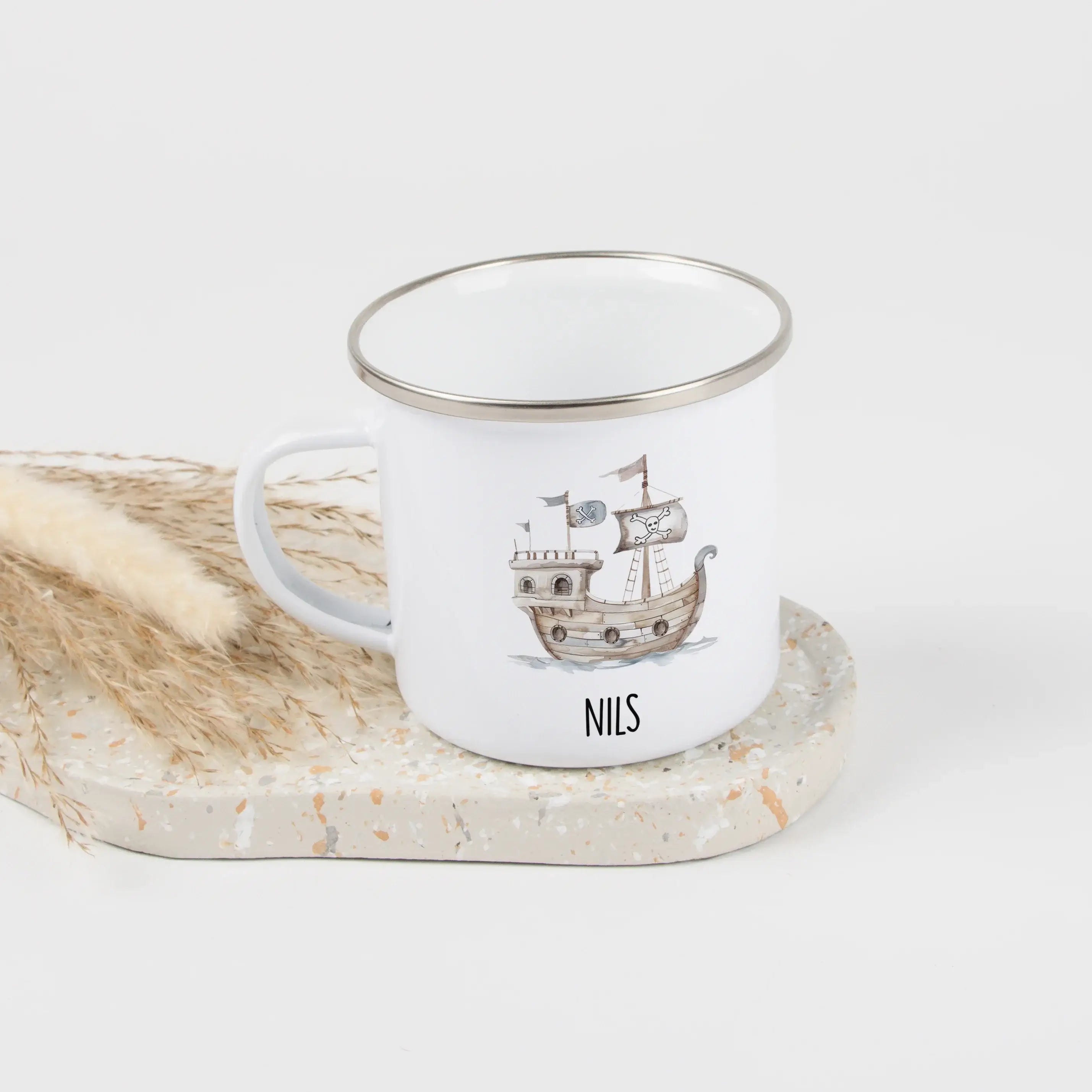 Emaille Tasse Piratenschiff-Emaille Tasse-famprints-Mit der Emaille Tasse Piratenschiff von famprints schenkst du ein persönliches Lieblingsstück, das Abenteuerlust und Alltag spielerisch verbindet. Das liebevoll gestaltete Piratenschiff-Motiv weckt Fanta