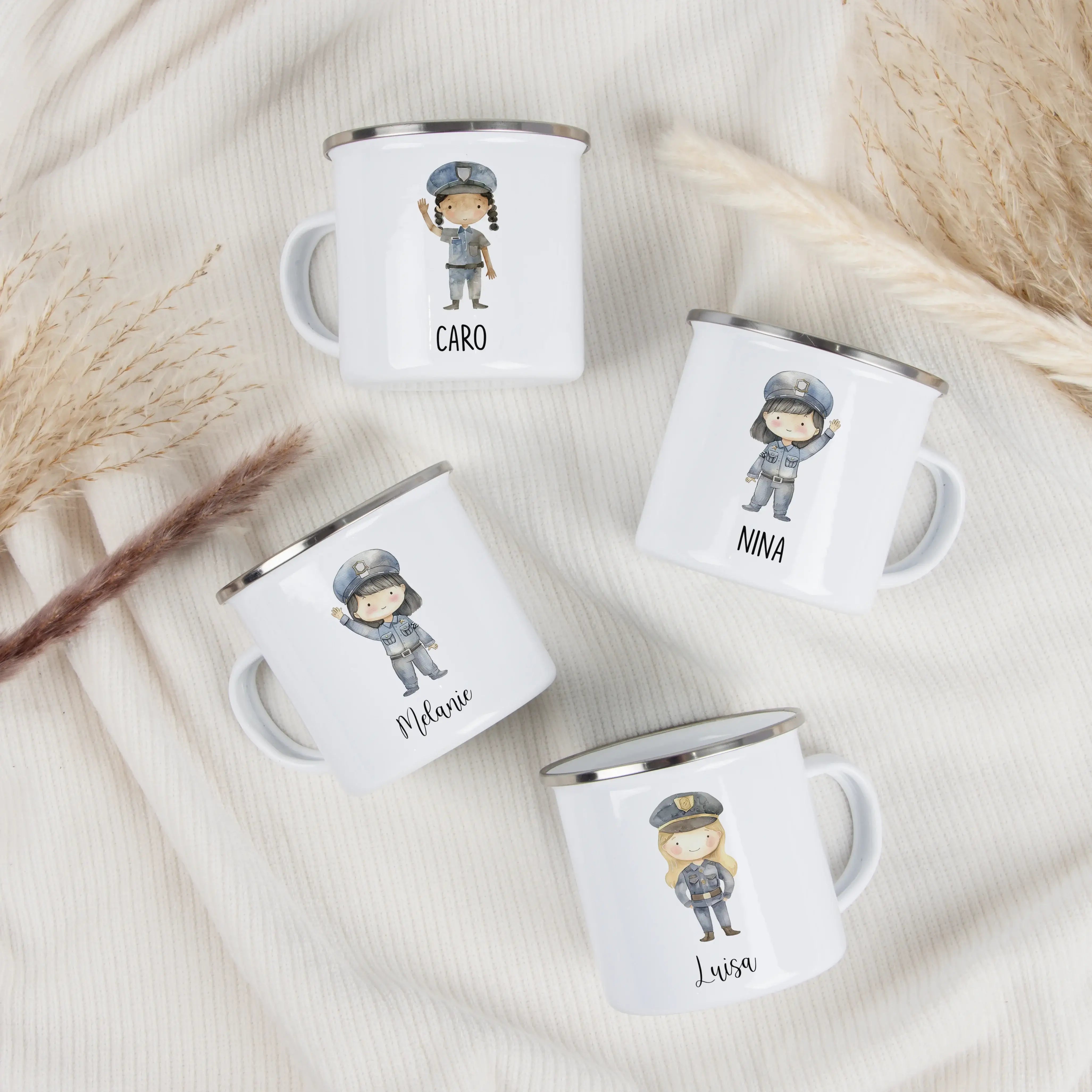 Emaille Tasse Polizistin-Emaille Tasse-famprints-Die Emaille Tasse Polizistin von famprints ist das perfekte personalisierte Geschenk für kleine Heldinnen mit großen Träumen. Ob zum Frühstück, beim Spielen oder als Begleiter im Alltag – dieser individuell