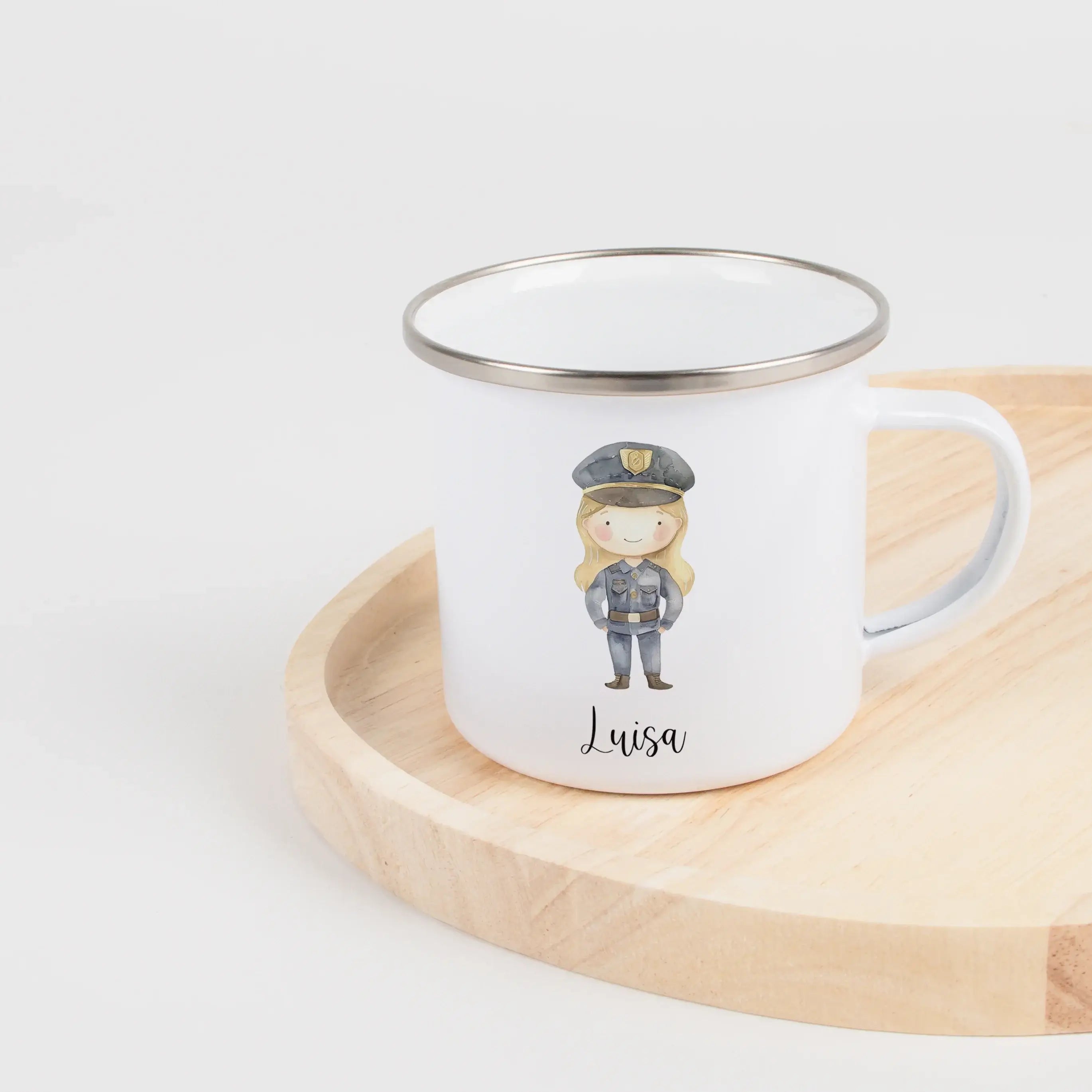Emaille Tasse Polizistin-Emaille Tasse-famprints-Die Emaille Tasse Polizistin von famprints ist das perfekte personalisierte Geschenk für kleine Heldinnen mit großen Träumen. Ob zum Frühstück, beim Spielen oder als Begleiter im Alltag – dieser individuell