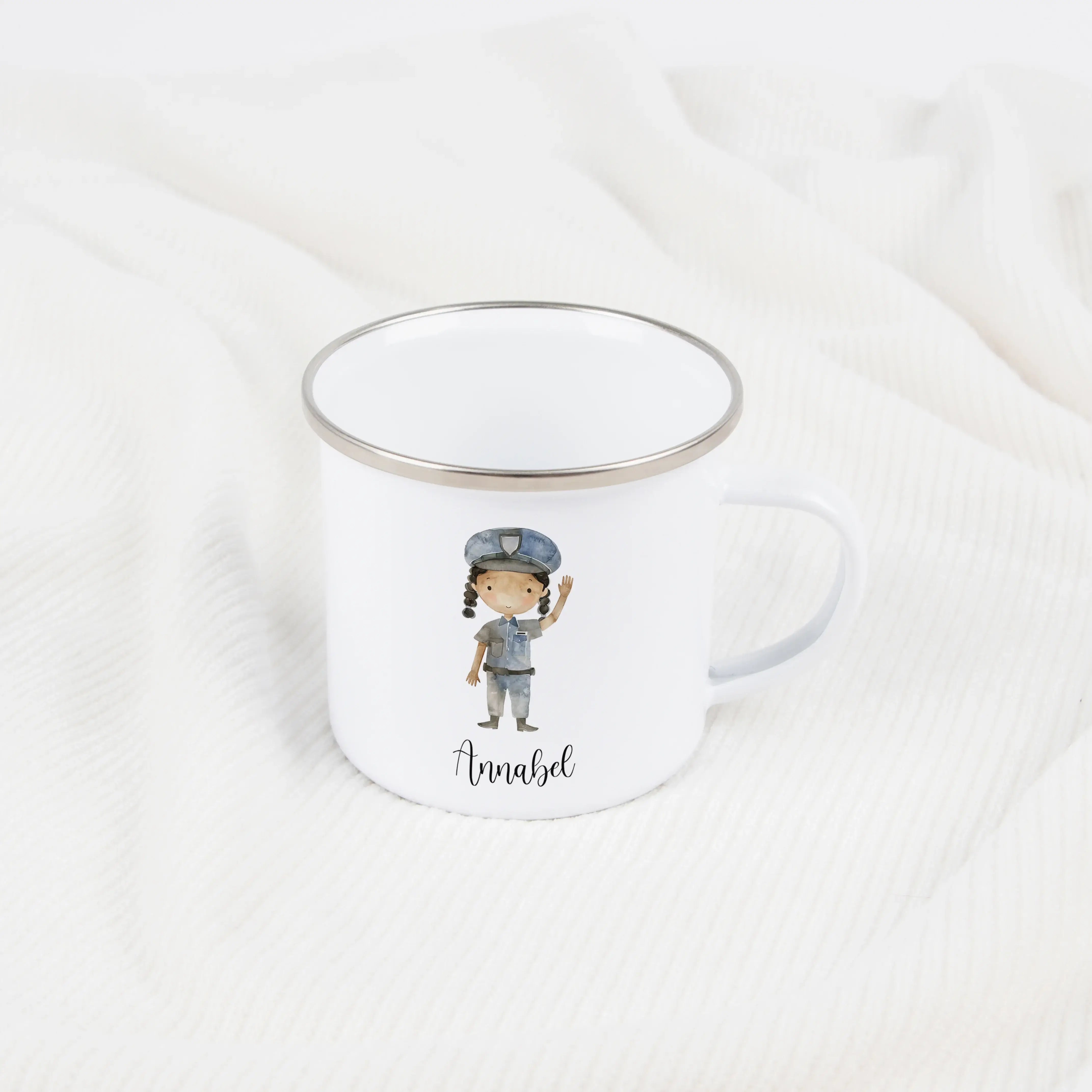 Emaille Tasse Polizistin-Emaille Tasse-famprints-Die Emaille Tasse Polizistin von famprints ist das perfekte personalisierte Geschenk für kleine Heldinnen mit großen Träumen. Ob zum Frühstück, beim Spielen oder als Begleiter im Alltag – dieser individuell