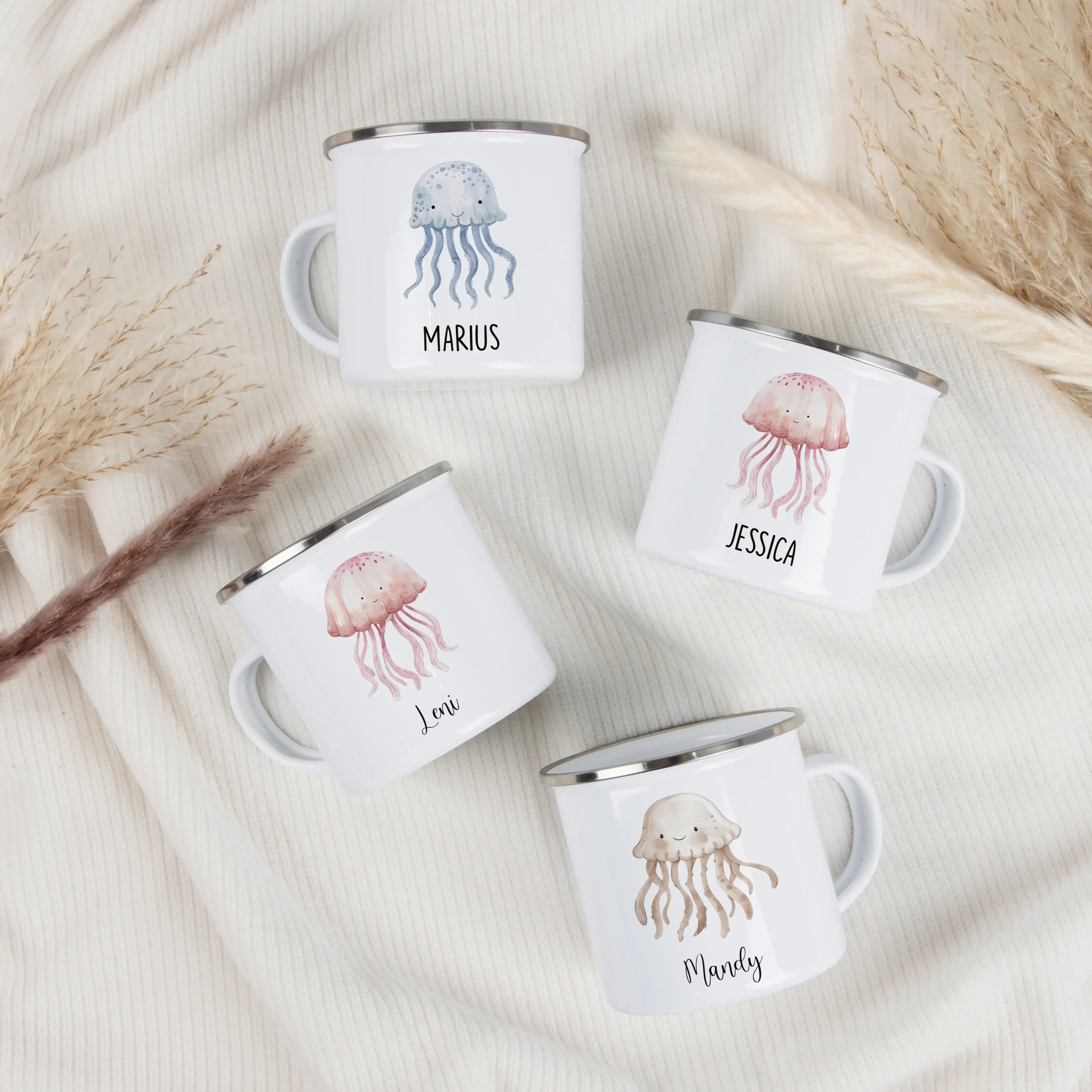 Emaille Tasse Qualle-Emaille Tasse-famprints-Die Emaille Tasse Qualle von famprints ist genau das Richtige, wenn du ein persönliches Geschenk mit maritimem Motiv suchst oder deinem Alltag einen verspielten Akzent geben willst. Das liebevoll illustrierte Q