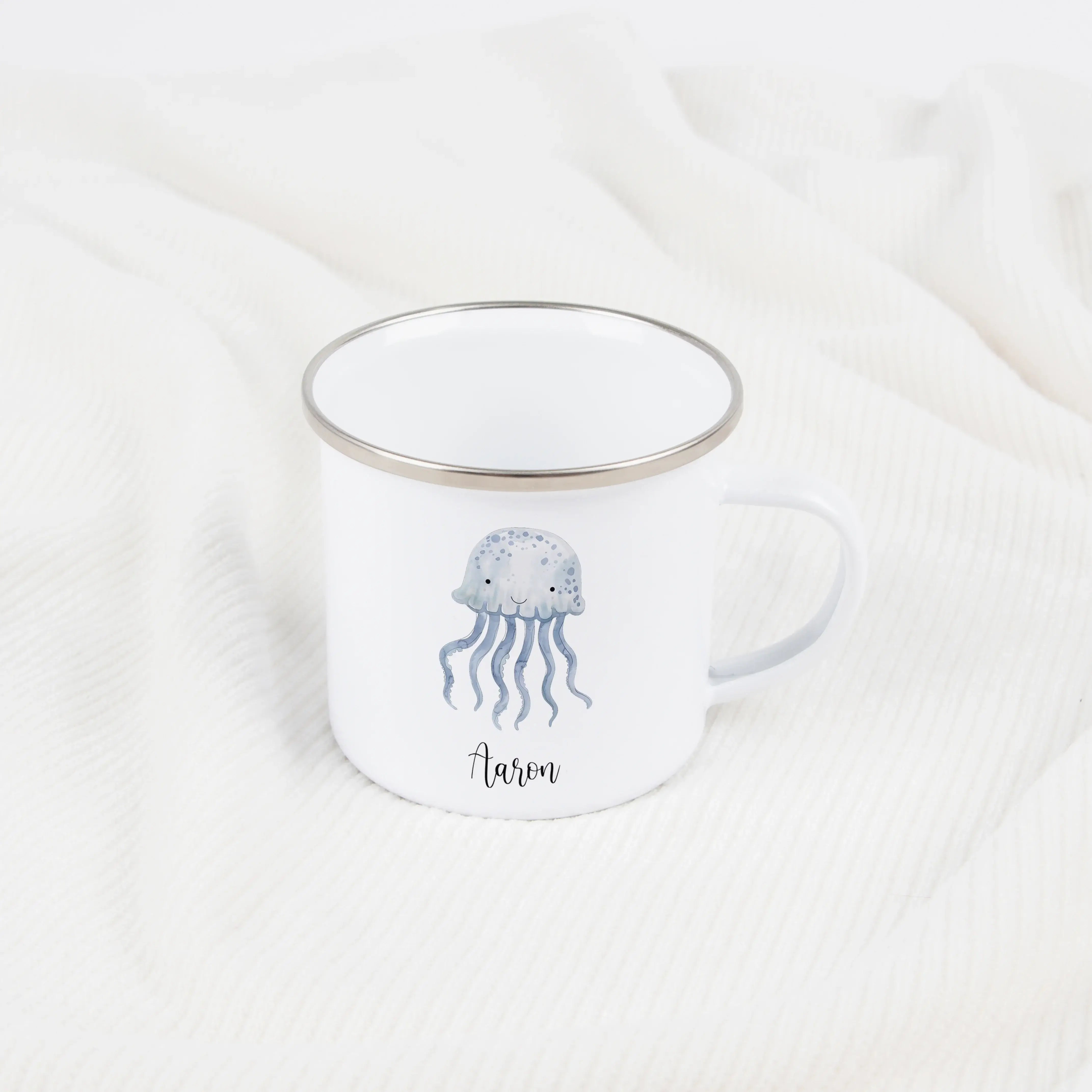 Emaille Tasse Qualle-Emaille Tasse-famprints-Die Emaille Tasse Qualle von famprints ist genau das Richtige, wenn du ein persönliches Geschenk mit maritimem Motiv suchst oder deinem Alltag einen verspielten Akzent geben willst. Das liebevoll illustrierte Q