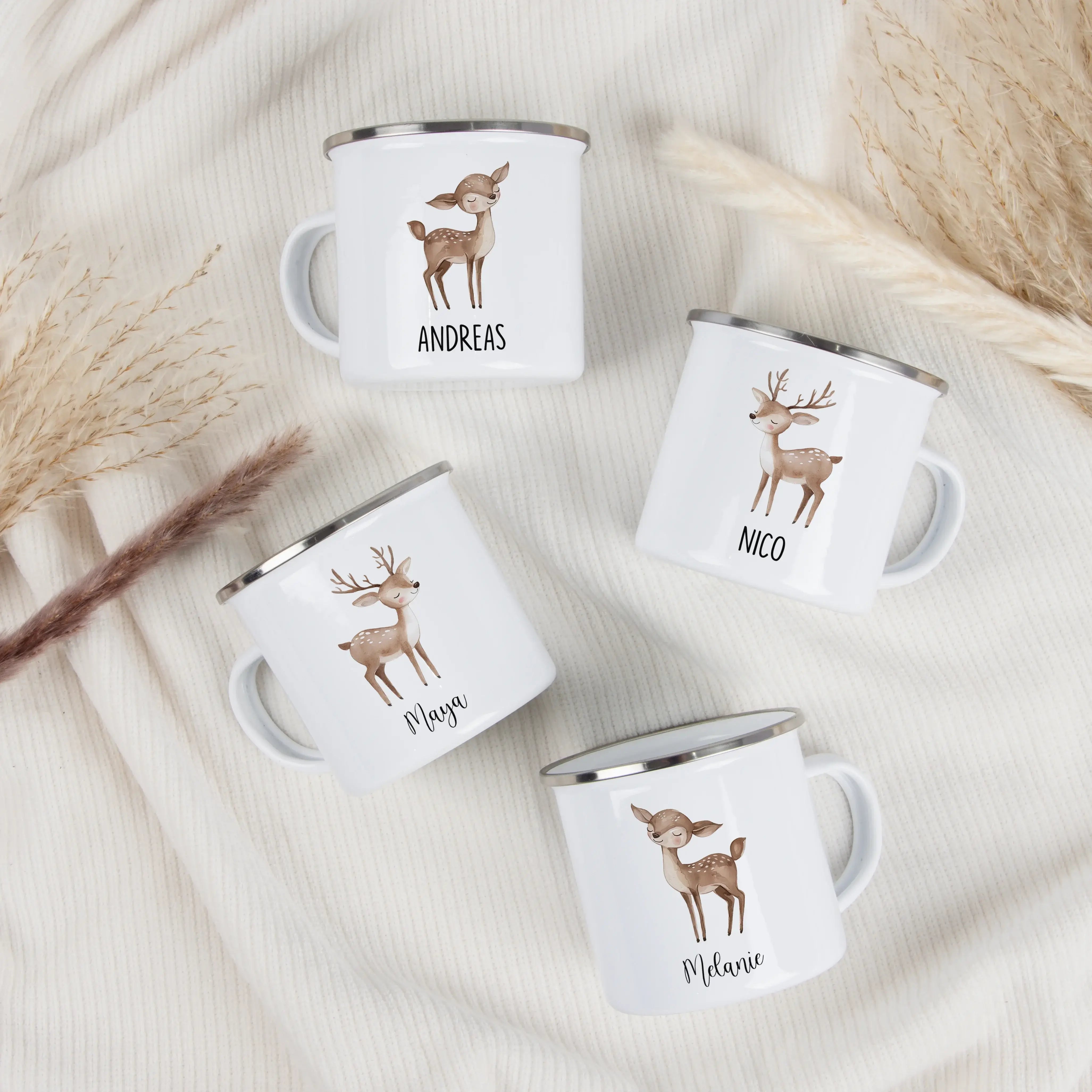 Emaille Tasse Reh-Emaille Tasse-famprints-Die Emaille Tasse Reh von famprints ist ein liebevolles Geschenk für Kinder, das jeden Schluck zu einem kleinen Glücksmoment macht. Das sanfte Reh-Motiv in Aquarell-Optik wirkt warmherzig und passt perfekt zu eine