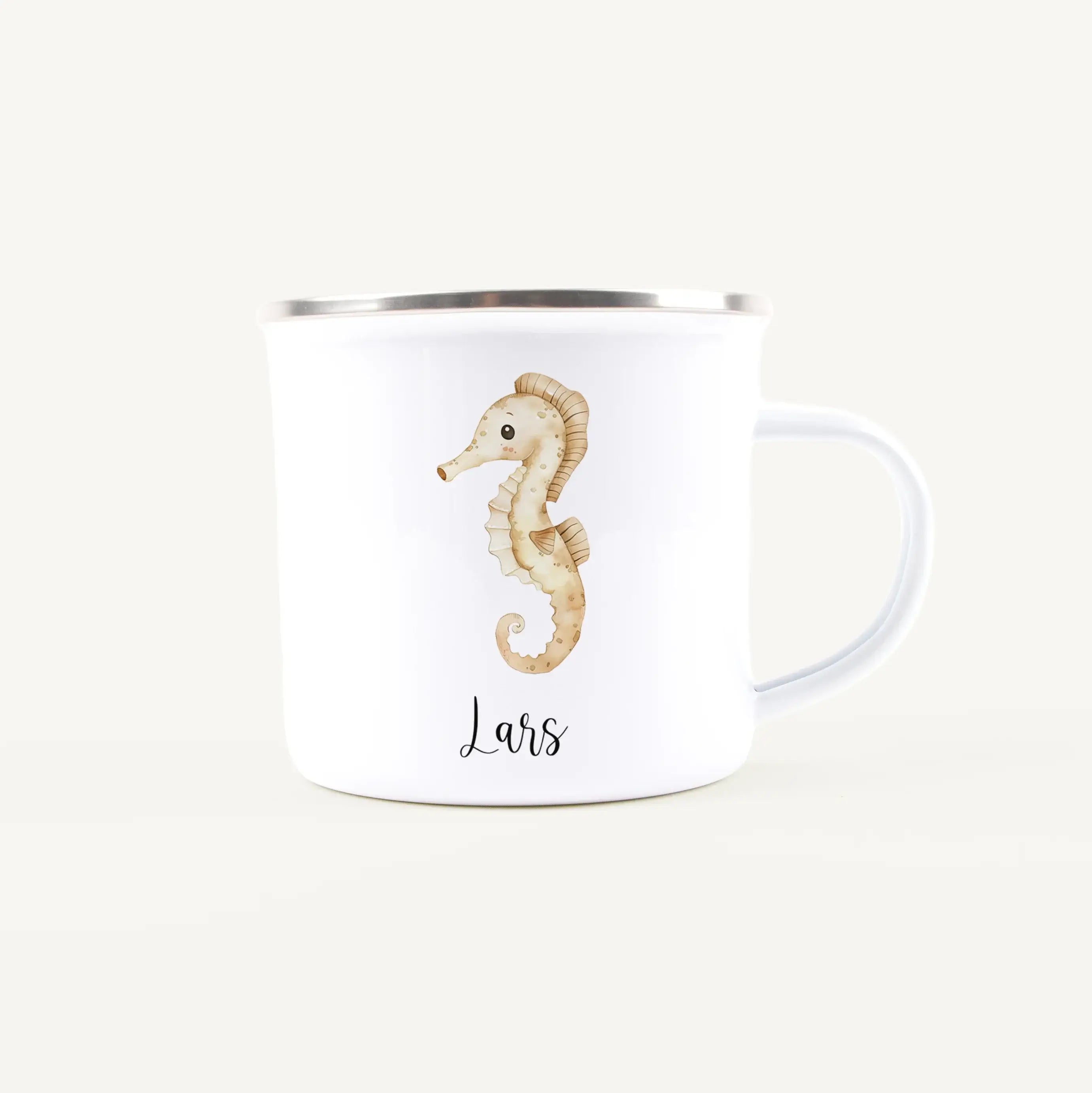 Emaille Tasse Seepferdchen-Emaille Tasse-famprints-Die Emaille Tasse Seepferdchen von famprints verwandelt jeden Schluck in einen kleinen Moment voller Fantasie. Das liebevoll illustrierte Seepferdchen-Motiv spricht Kinder an, die Meerestiere lieben und i