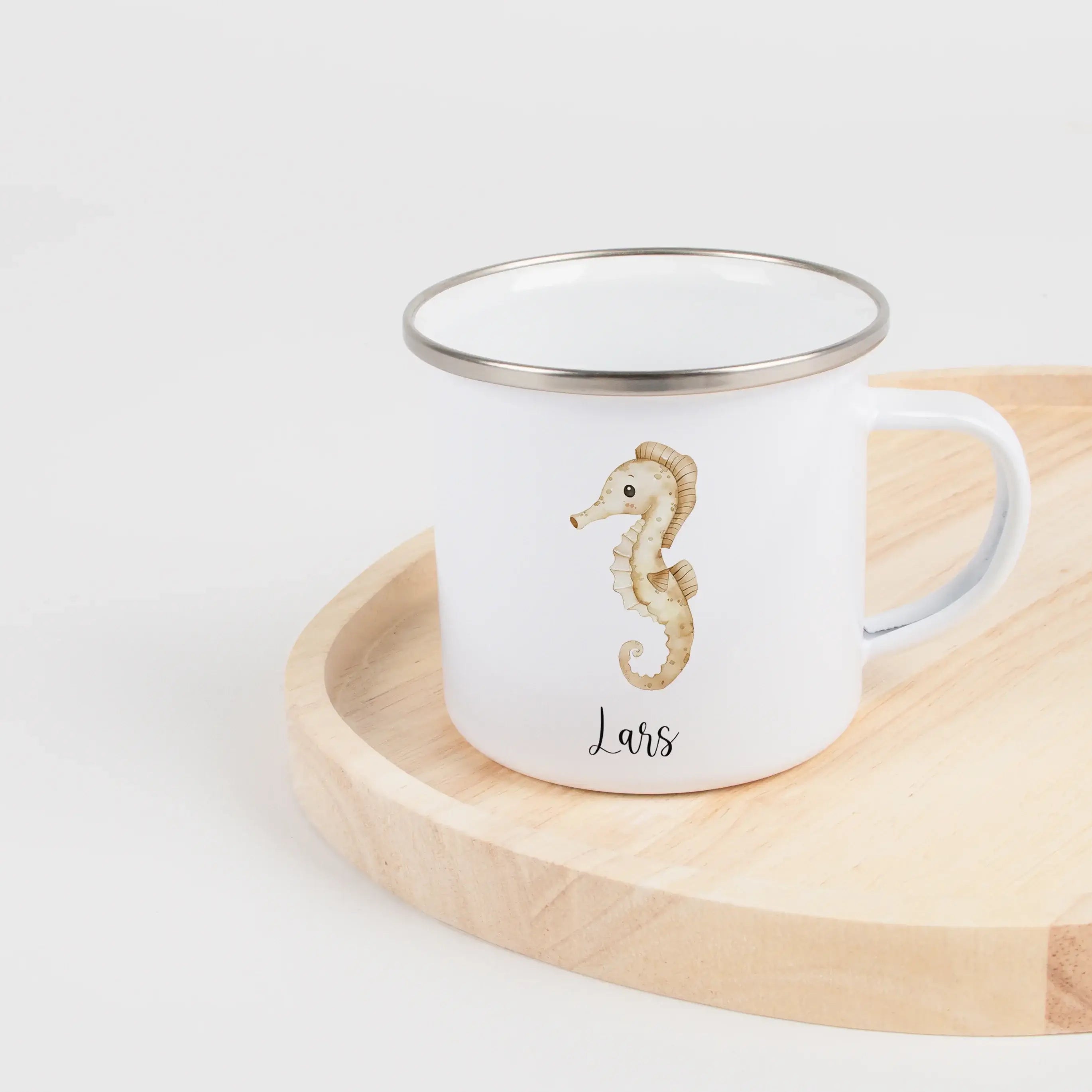Emaille Tasse Seepferdchen-Emaille Tasse-famprints-Die Emaille Tasse Seepferdchen von famprints verwandelt jeden Schluck in einen kleinen Moment voller Fantasie. Das liebevoll illustrierte Seepferdchen-Motiv spricht Kinder an, die Meerestiere lieben und i