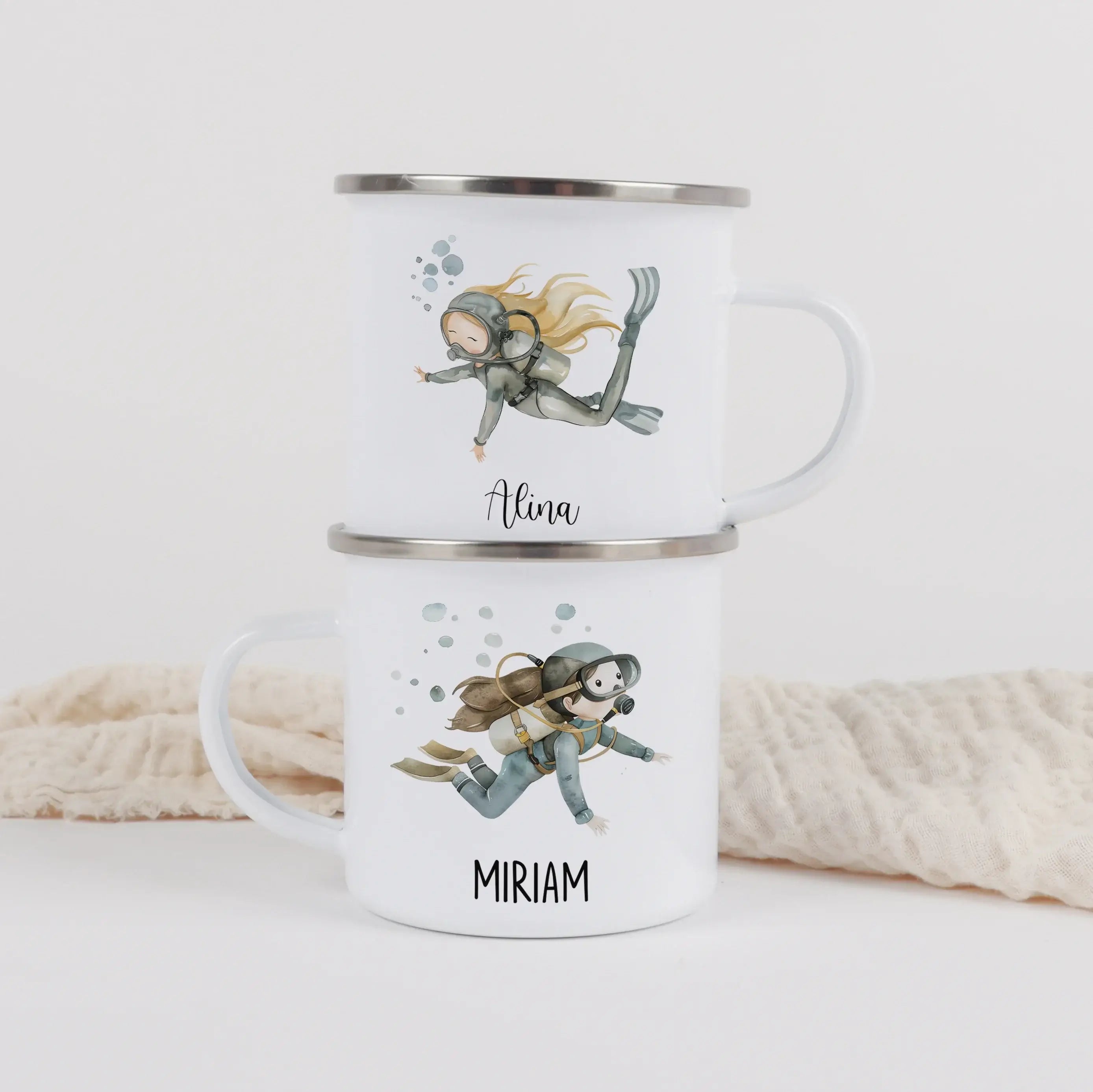 Emaille Tasse Taucherin-Emaille Tasse-famprints-Mit der Emaille Tasse Taucherin von famprints schenkst du nicht einfach nur eine Tasse, sondern ein persönliches Geschenk mit Bedeutung. Das liebevoll gestaltete Taucherinnen-Motiv begeistert Kinder, die das
