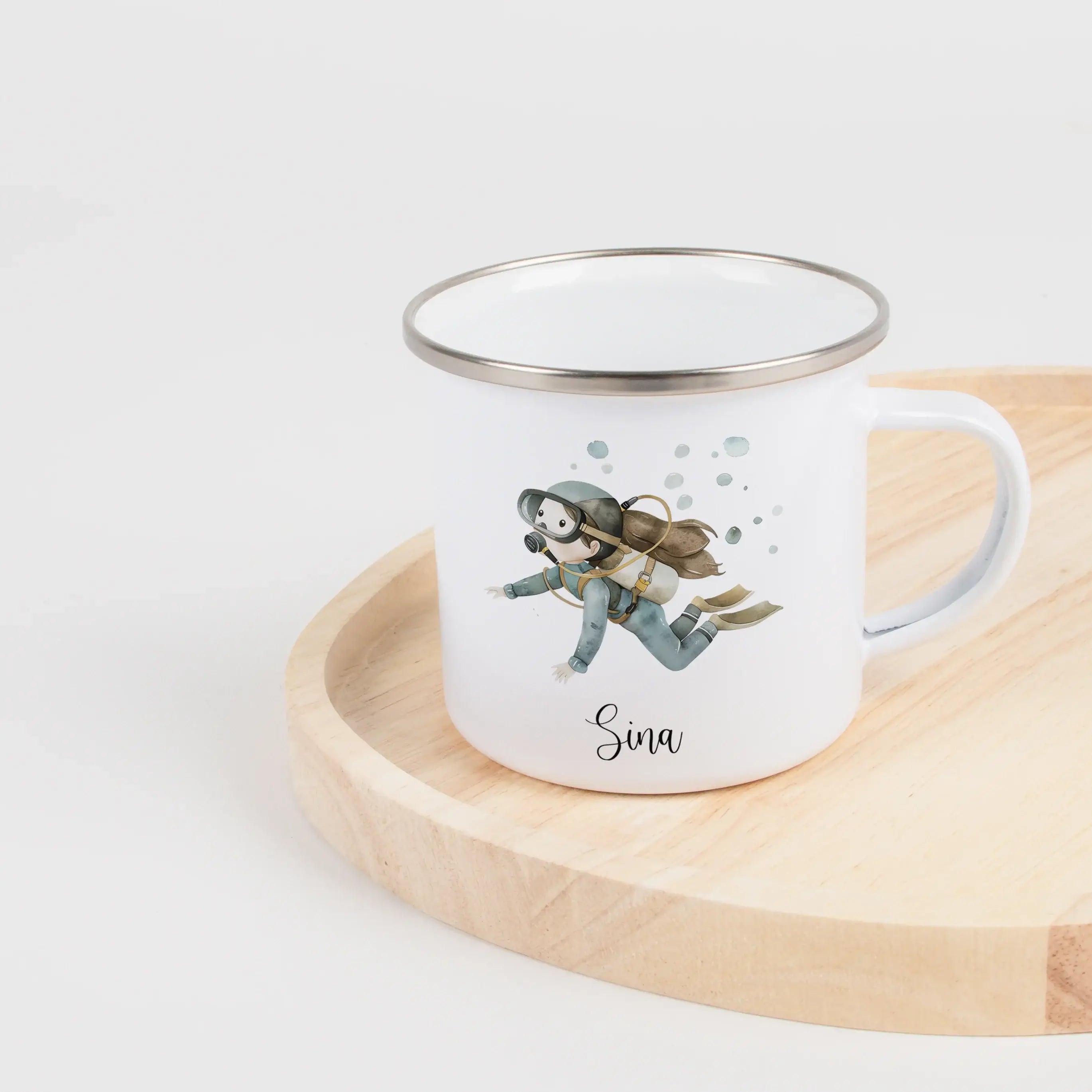 Emaille Tasse Taucherin-Emaille Tasse-famprints-Mit der Emaille Tasse Taucherin von famprints schenkst du nicht einfach nur eine Tasse, sondern ein persönliches Geschenk mit Bedeutung. Das liebevoll gestaltete Taucherinnen-Motiv begeistert Kinder, die das