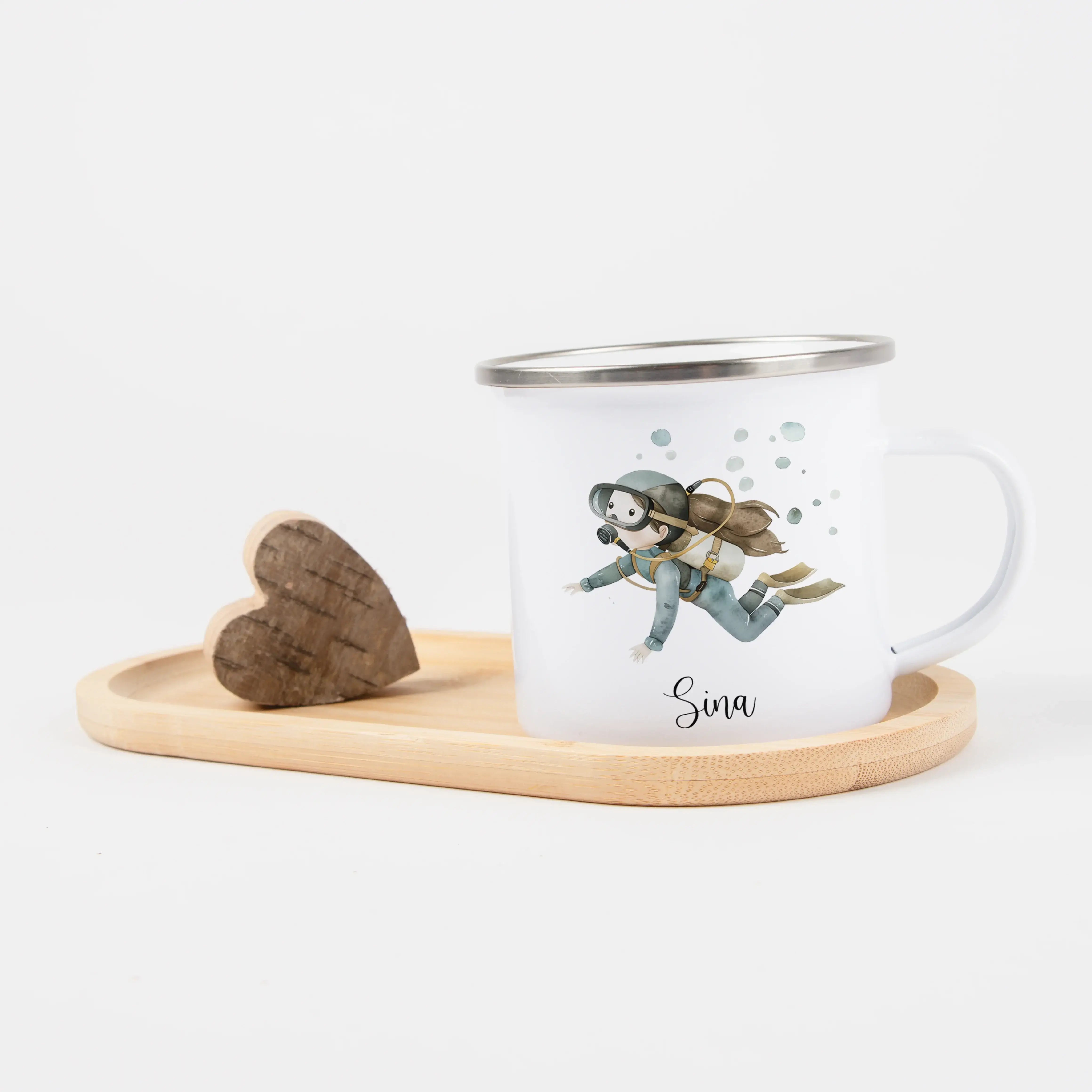 Emaille Tasse Taucherin-Emaille Tasse-famprints-Mit der Emaille Tasse Taucherin von famprints schenkst du nicht einfach nur eine Tasse, sondern ein persönliches Geschenk mit Bedeutung. Das liebevoll gestaltete Taucherinnen-Motiv begeistert Kinder, die das