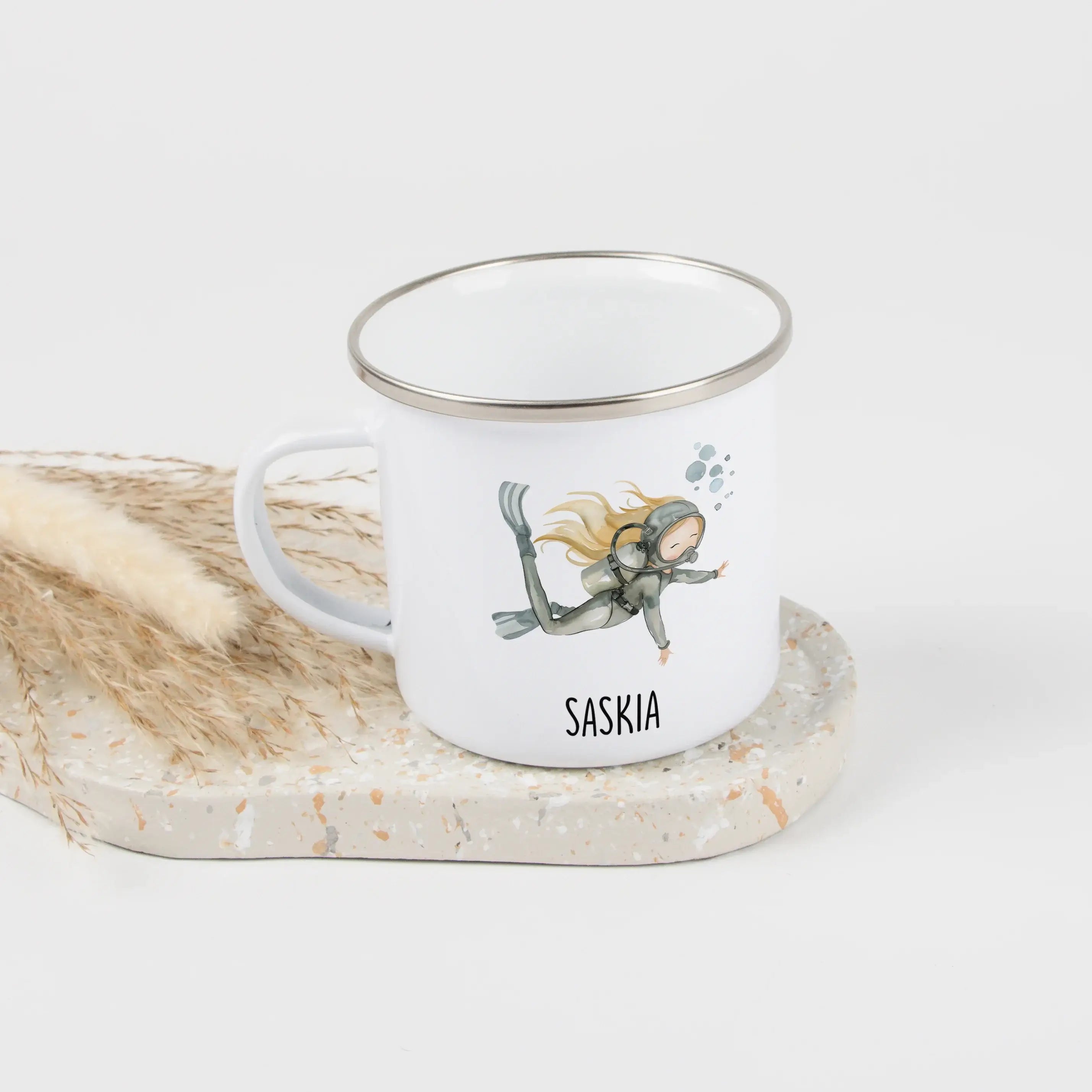 Emaille Tasse Taucherin-Emaille Tasse-famprints-Mit der Emaille Tasse Taucherin von famprints schenkst du nicht einfach nur eine Tasse, sondern ein persönliches Geschenk mit Bedeutung. Das liebevoll gestaltete Taucherinnen-Motiv begeistert Kinder, die das