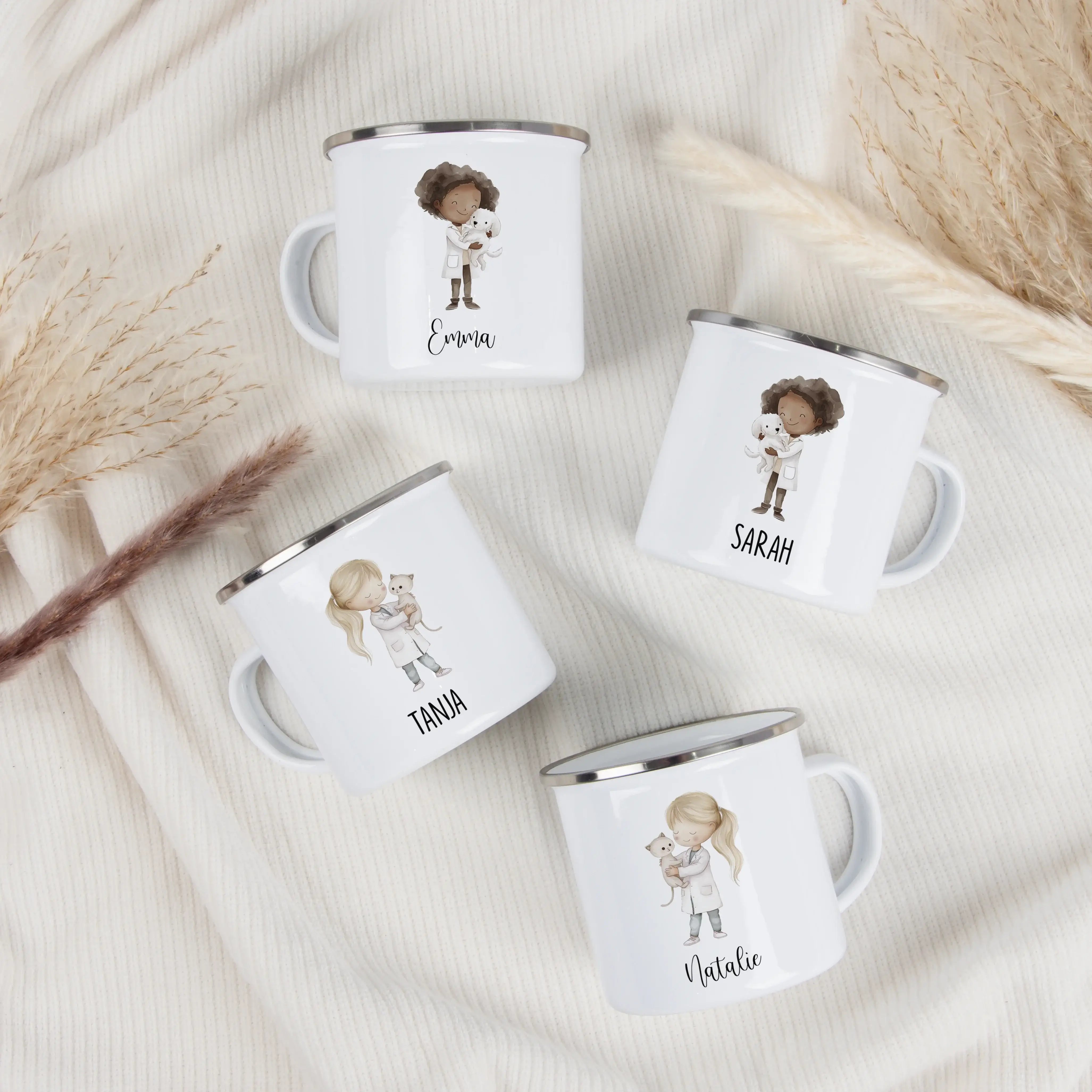 Emaille Tasse Tierärztin-Emaille Tasse-famprints-Die Emaille Tasse Tierärztin von famprints ist genau das Richtige, wenn du ein persönliches Geschenk suchst, das im Alltag wirklich genutzt wird. Ob für kleine Tierfreundinnen, angehende Tierärztinnen oder