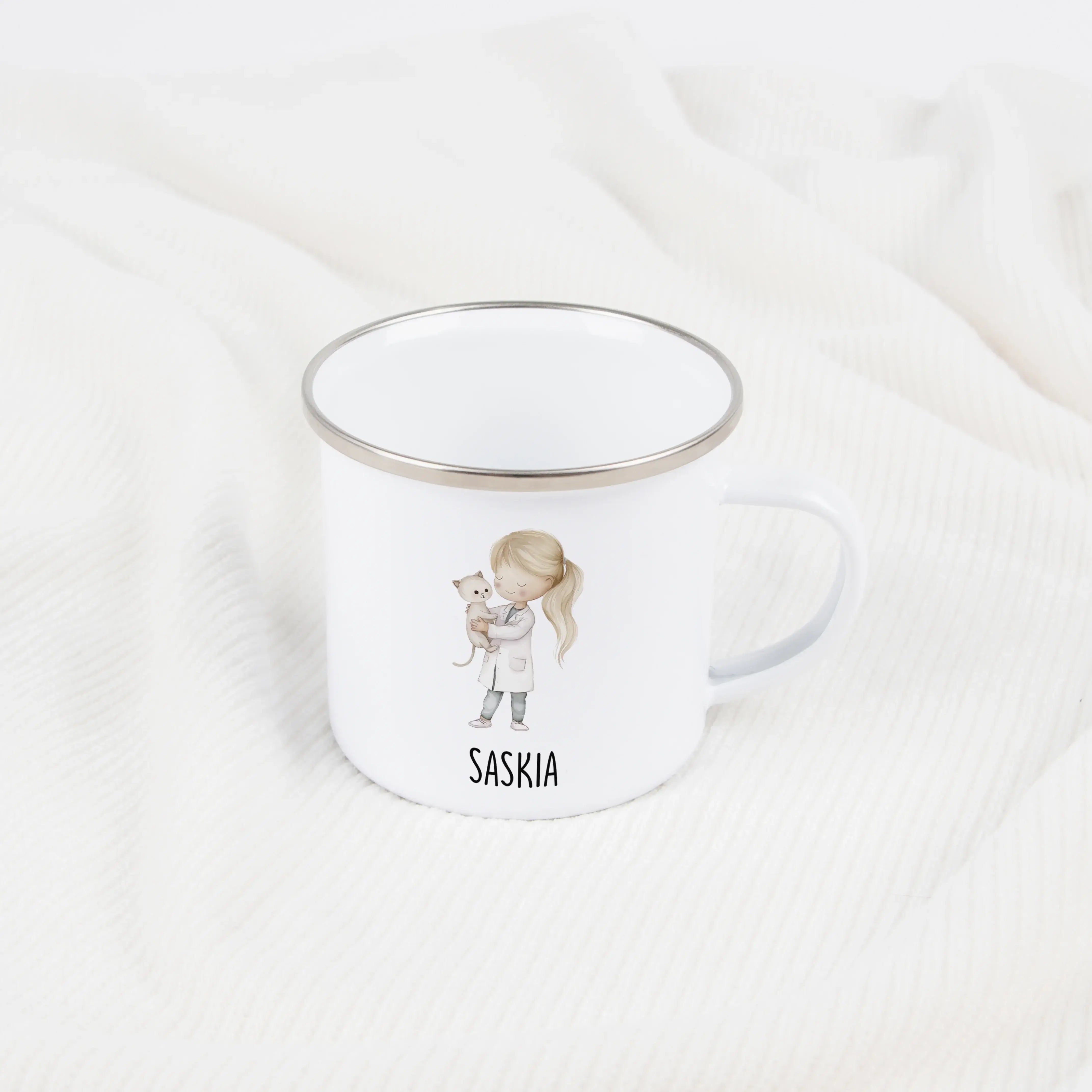 Emaille Tasse Tierärztin-Emaille Tasse-famprints-Die Emaille Tasse Tierärztin von famprints ist genau das Richtige, wenn du ein persönliches Geschenk suchst, das im Alltag wirklich genutzt wird. Ob für kleine Tierfreundinnen, angehende Tierärztinnen oder