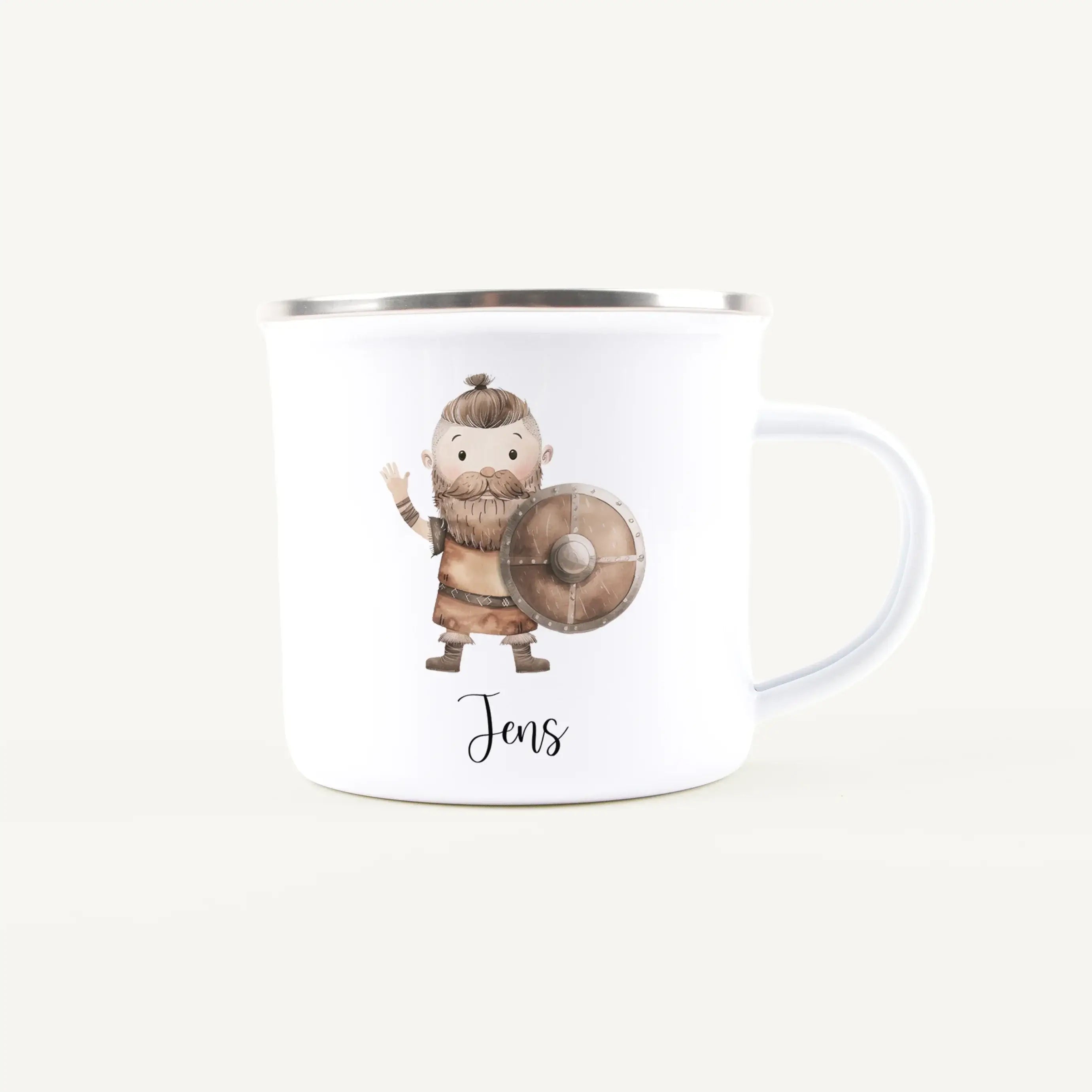 Emaille Tasse Wikinger-Emaille Tasse-famprints-Die Emaille Tasse Wikinger von famprints macht jeden Schluck für kleine Abenteurer zu einem besonderen Moment. Das liebevoll illustrierte Wikinger Motiv, inspiriert von nordischen Geschichten, spricht Kinder