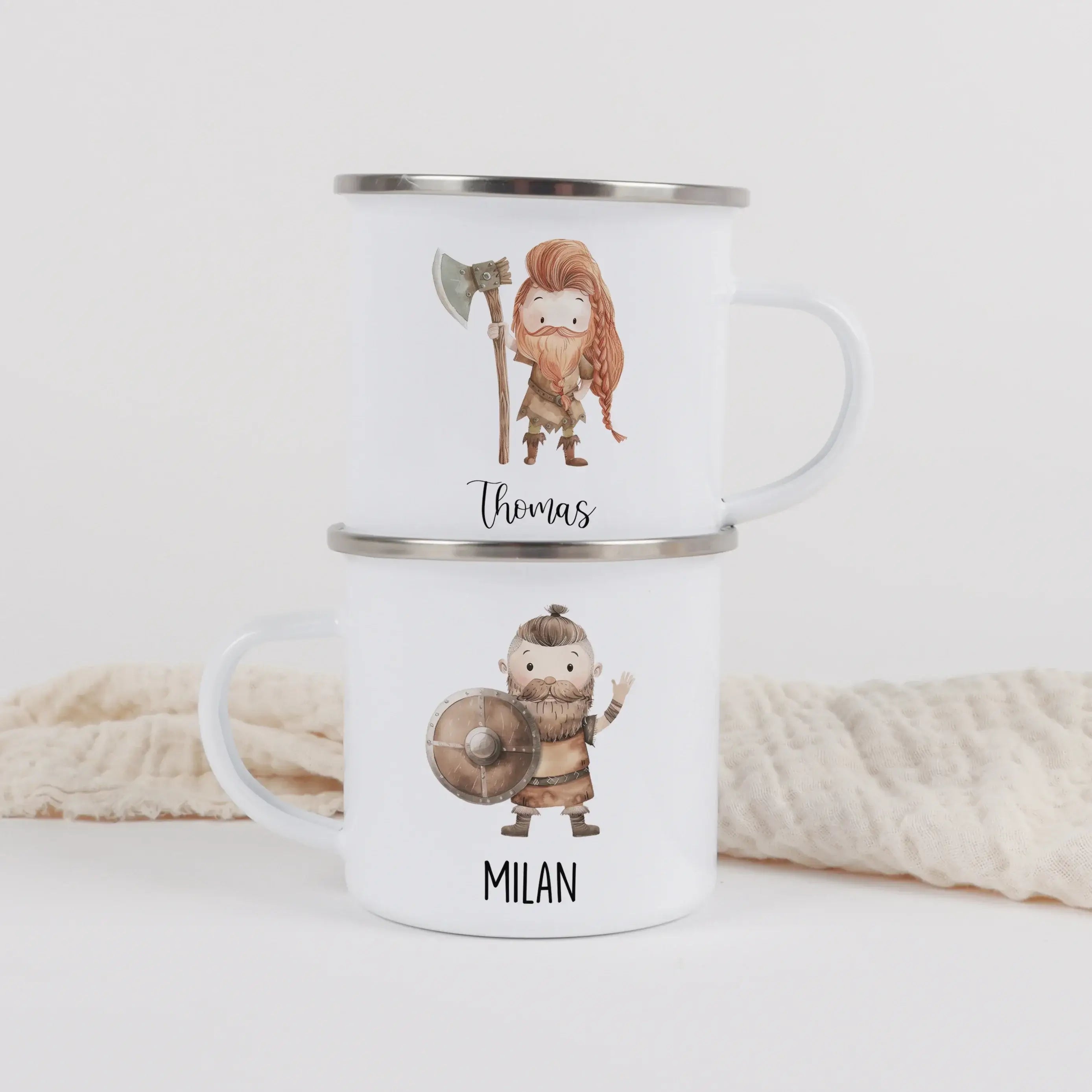 Emaille Tasse Wikinger-Emaille Tasse-famprints-Die Emaille Tasse Wikinger von famprints macht jeden Schluck für kleine Abenteurer zu einem besonderen Moment. Das liebevoll illustrierte Wikinger Motiv, inspiriert von nordischen Geschichten, spricht Kinder