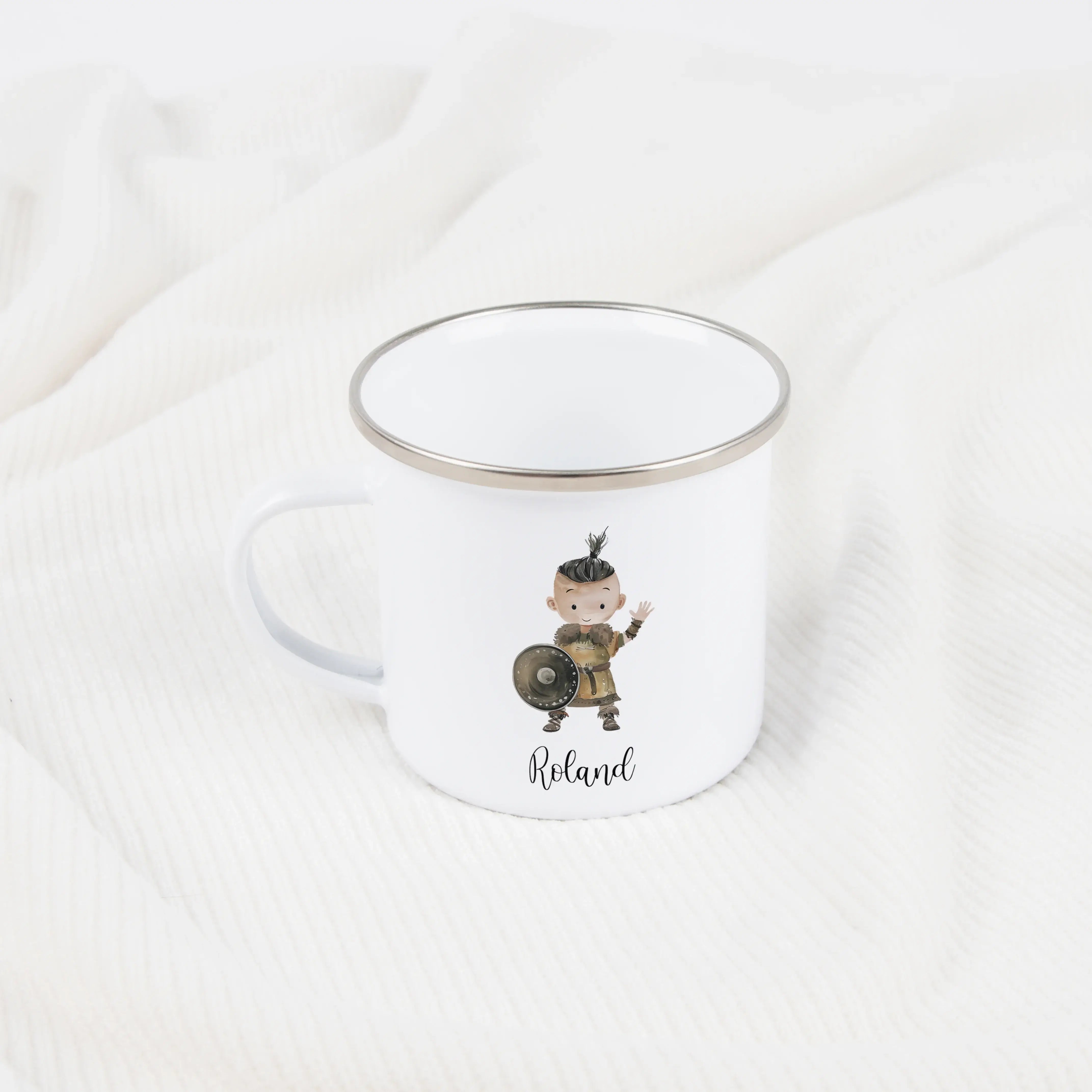 Emaille Tasse Wikinger-Emaille Tasse-famprints-Die Emaille Tasse Wikinger von famprints macht jeden Schluck für kleine Abenteurer zu einem besonderen Moment. Das liebevoll illustrierte Wikinger Motiv, inspiriert von nordischen Geschichten, spricht Kinder