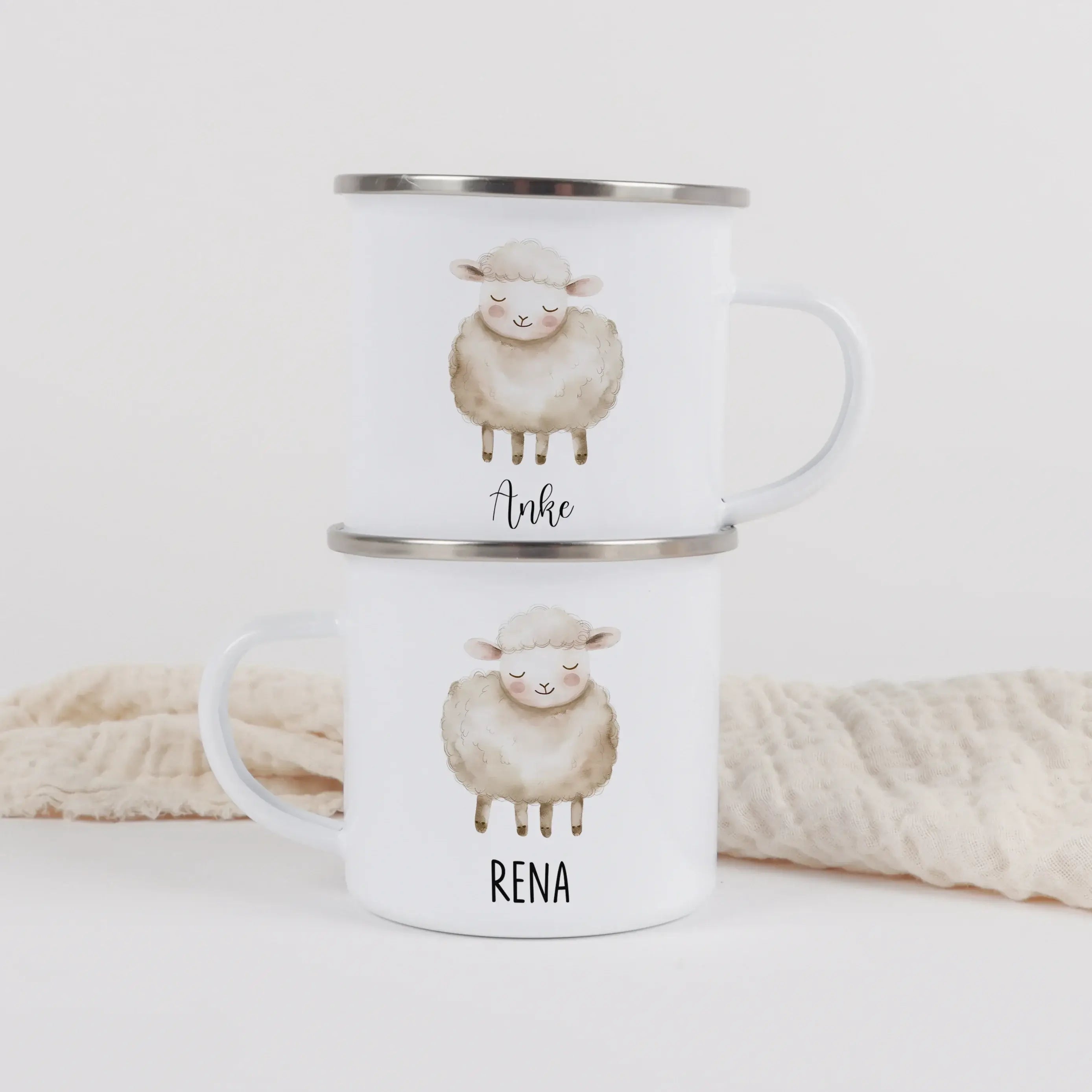 Emaille Tasse Schaf-Emaille Tasse-famprints-Die Emaille Tasse Schaf von famprints verbindet ein liebevoll illustriertes Tiermotiv mit der Möglichkeit, deinen Wunsch­namen zu ergänzen. So entsteht eine persönliche Kindertasse, die im Alltag schnell zum Lie