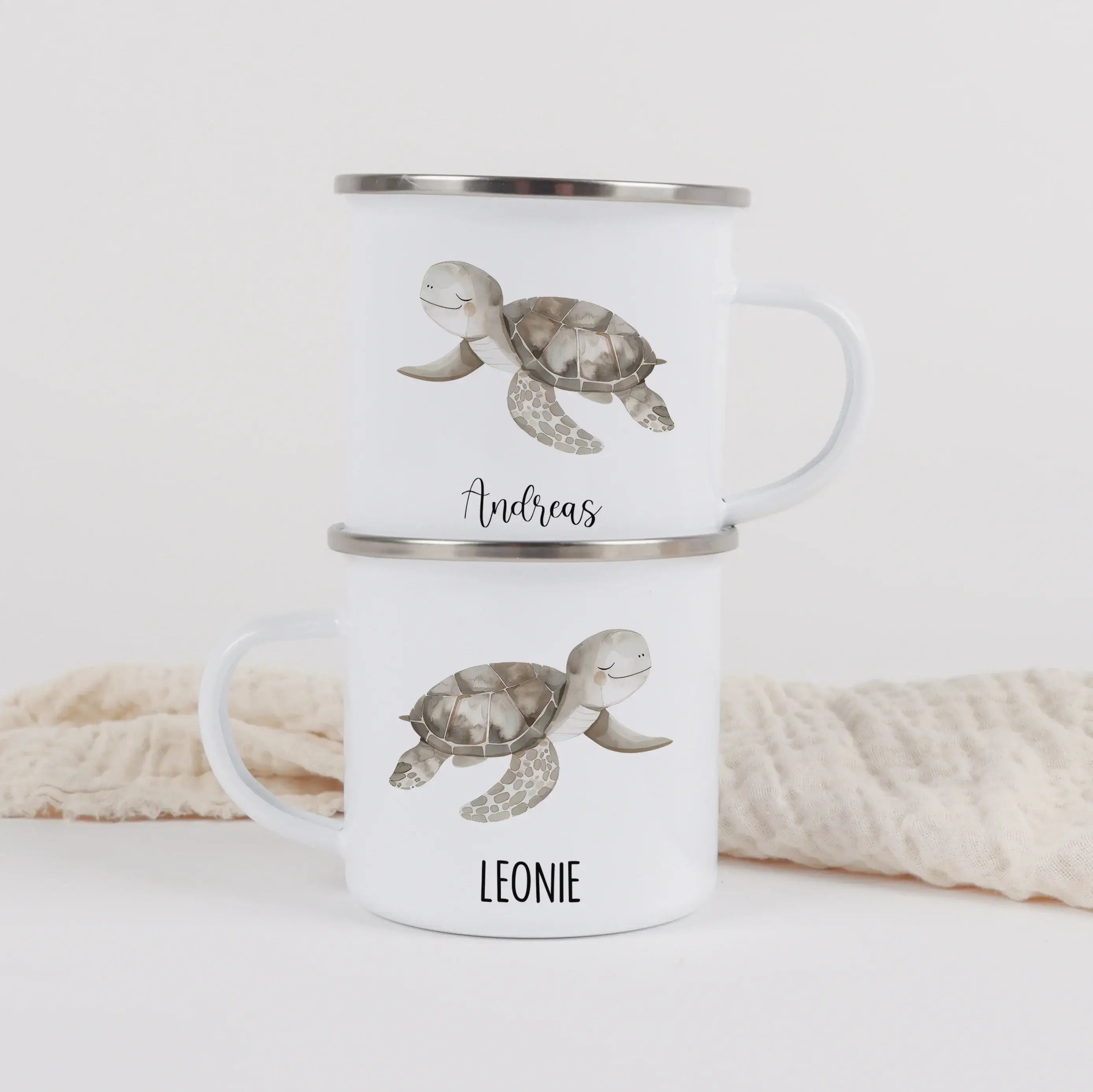 Emaille Tasse Schildkröte-Emaille Tasse-famprints-Die Emaille Tasse Schildkröte von famprints ist ein liebevolles Geschenk für Kinder, die ihre eigene kleine Welt gern mit einer persönlichen Note erleben. Das sanfte Schildkröten-Motiv im Wasserfarben Stil
