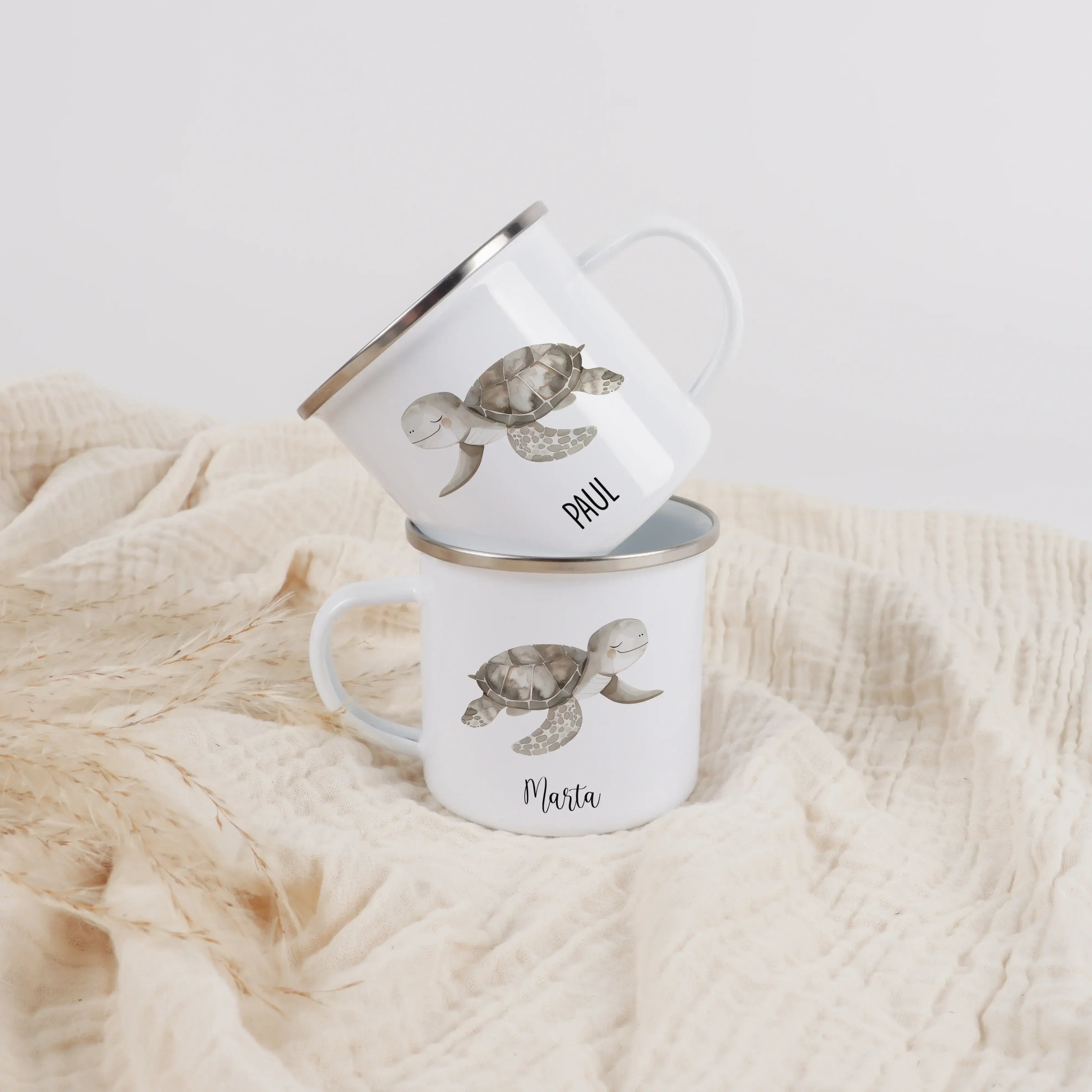 Emaille Tasse Schildkröte-Emaille Tasse-famprints-Die Emaille Tasse Schildkröte von famprints ist ein liebevolles Geschenk für Kinder, die ihre eigene kleine Welt gern mit einer persönlichen Note erleben. Das sanfte Schildkröten-Motiv im Wasserfarben Stil