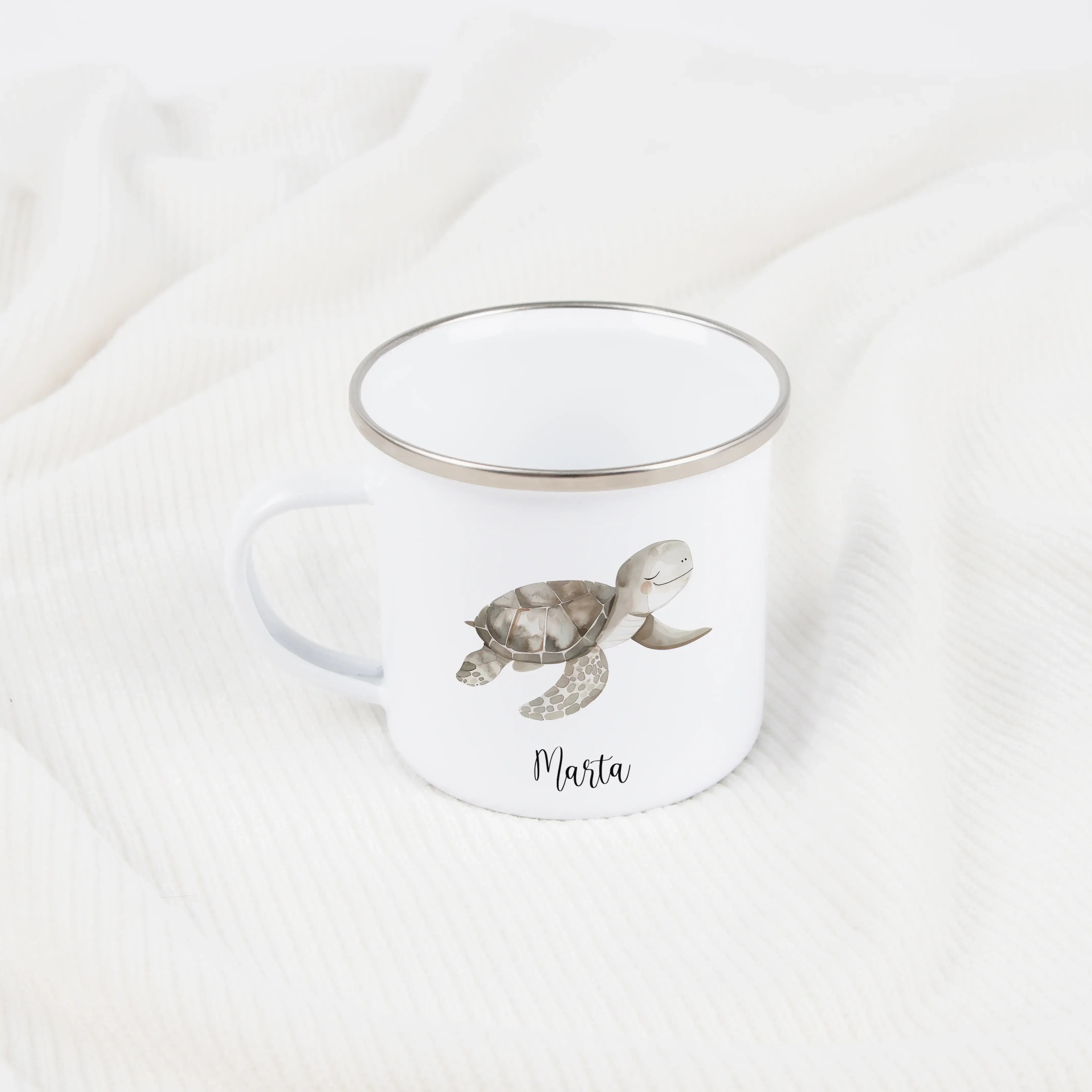Emaille Tasse Schildkröte-Emaille Tasse-famprints-Die Emaille Tasse Schildkröte von famprints ist ein liebevolles Geschenk für Kinder, die ihre eigene kleine Welt gern mit einer persönlichen Note erleben. Das sanfte Schildkröten-Motiv im Wasserfarben Stil