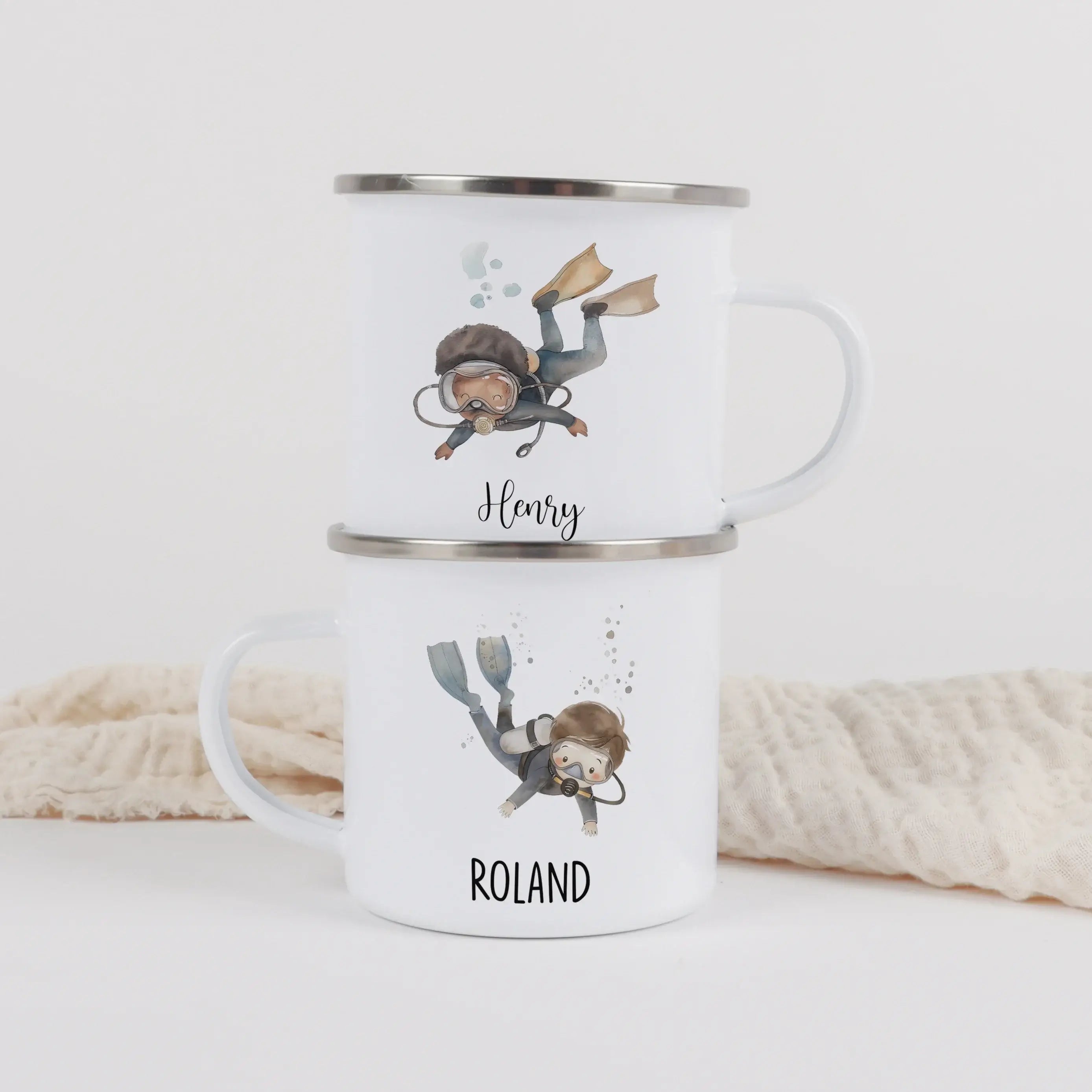 Emaille Tasse Taucher-Emaille Tasse-famprints-Tauchen, entdecken, träumen – die Emaille Tasse Taucher von famprints ist genau das Richtige für Kinder, die das Meer lieben und gern auf kleine Abenteuer gehen. Mit einem liebevoll gestalteten Unterwasser-Mot
