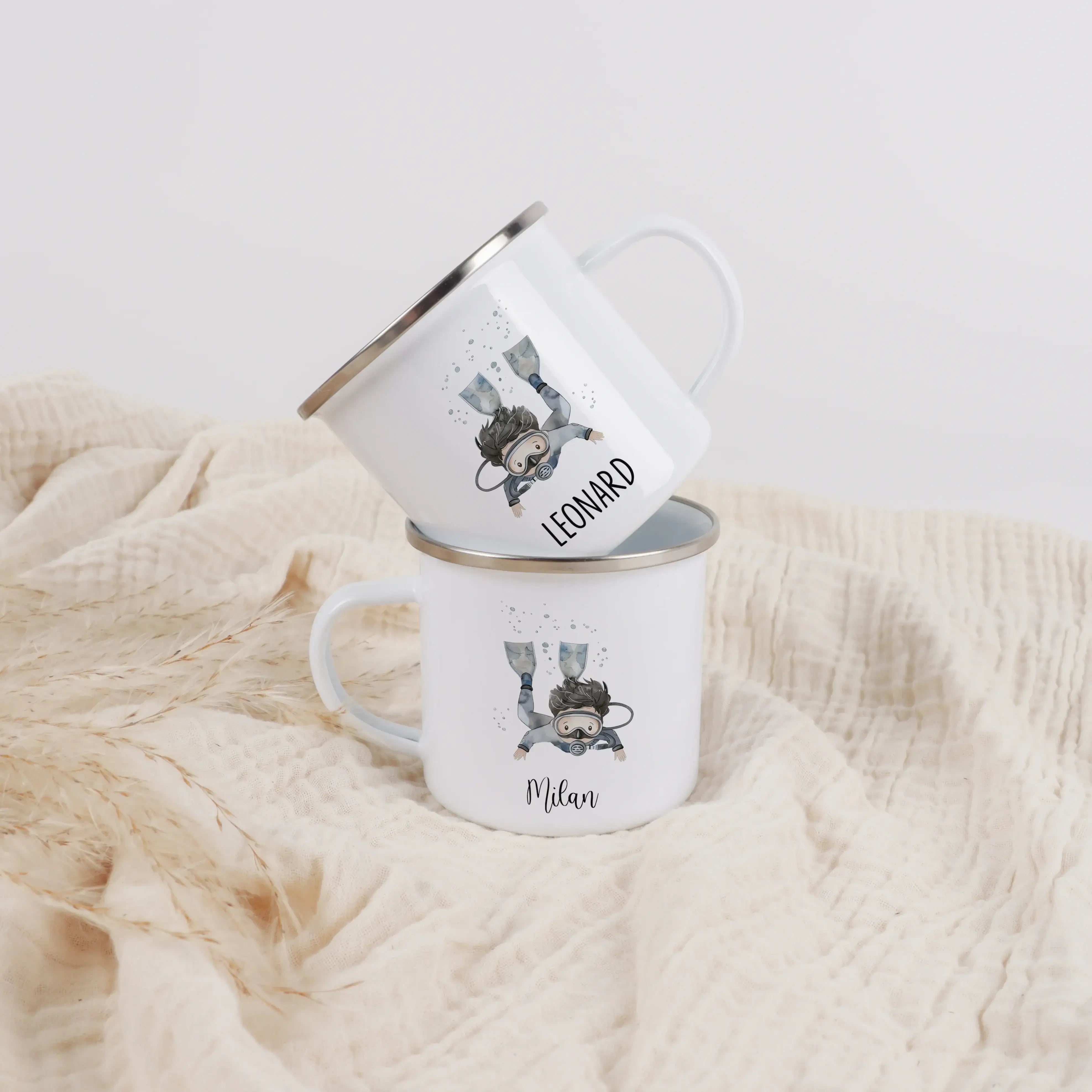 Emaille Tasse Taucher-Emaille Tasse-famprints-Tauchen, entdecken, träumen – die Emaille Tasse Taucher von famprints ist genau das Richtige für Kinder, die das Meer lieben und gern auf kleine Abenteuer gehen. Mit einem liebevoll gestalteten Unterwasser-Mot