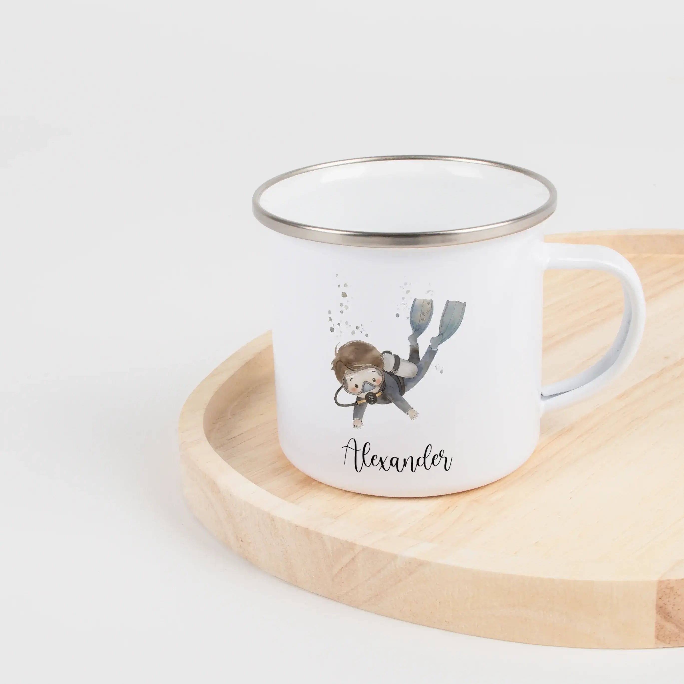 Emaille Tasse Taucher-Emaille Tasse-famprints-Tauchen, entdecken, träumen – die Emaille Tasse Taucher von famprints ist genau das Richtige für Kinder, die das Meer lieben und gern auf kleine Abenteuer gehen. Mit einem liebevoll gestalteten Unterwasser-Mot