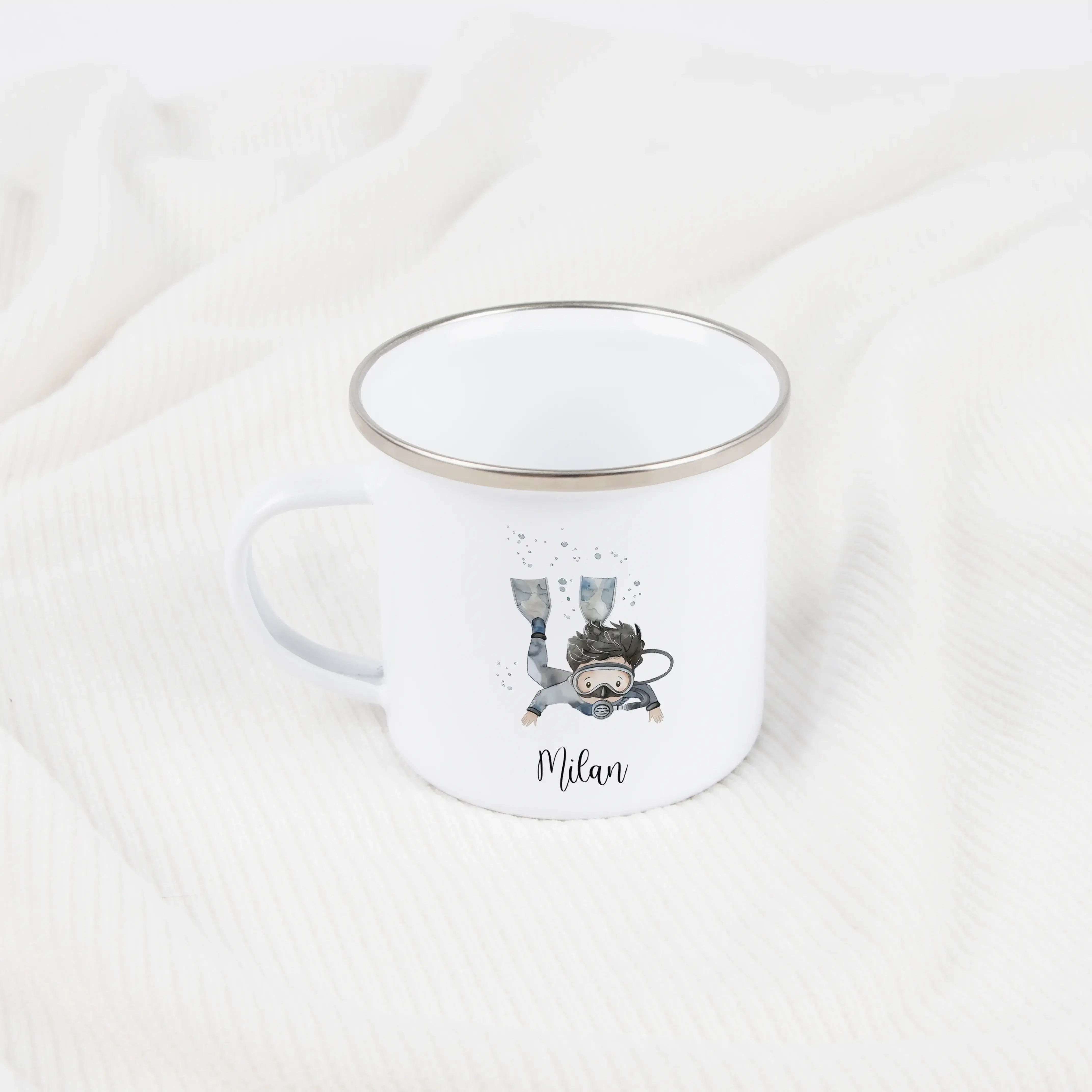 Emaille Tasse Taucher-Emaille Tasse-famprints-Tauchen, entdecken, träumen – die Emaille Tasse Taucher von famprints ist genau das Richtige für Kinder, die das Meer lieben und gern auf kleine Abenteuer gehen. Mit einem liebevoll gestalteten Unterwasser-Mot