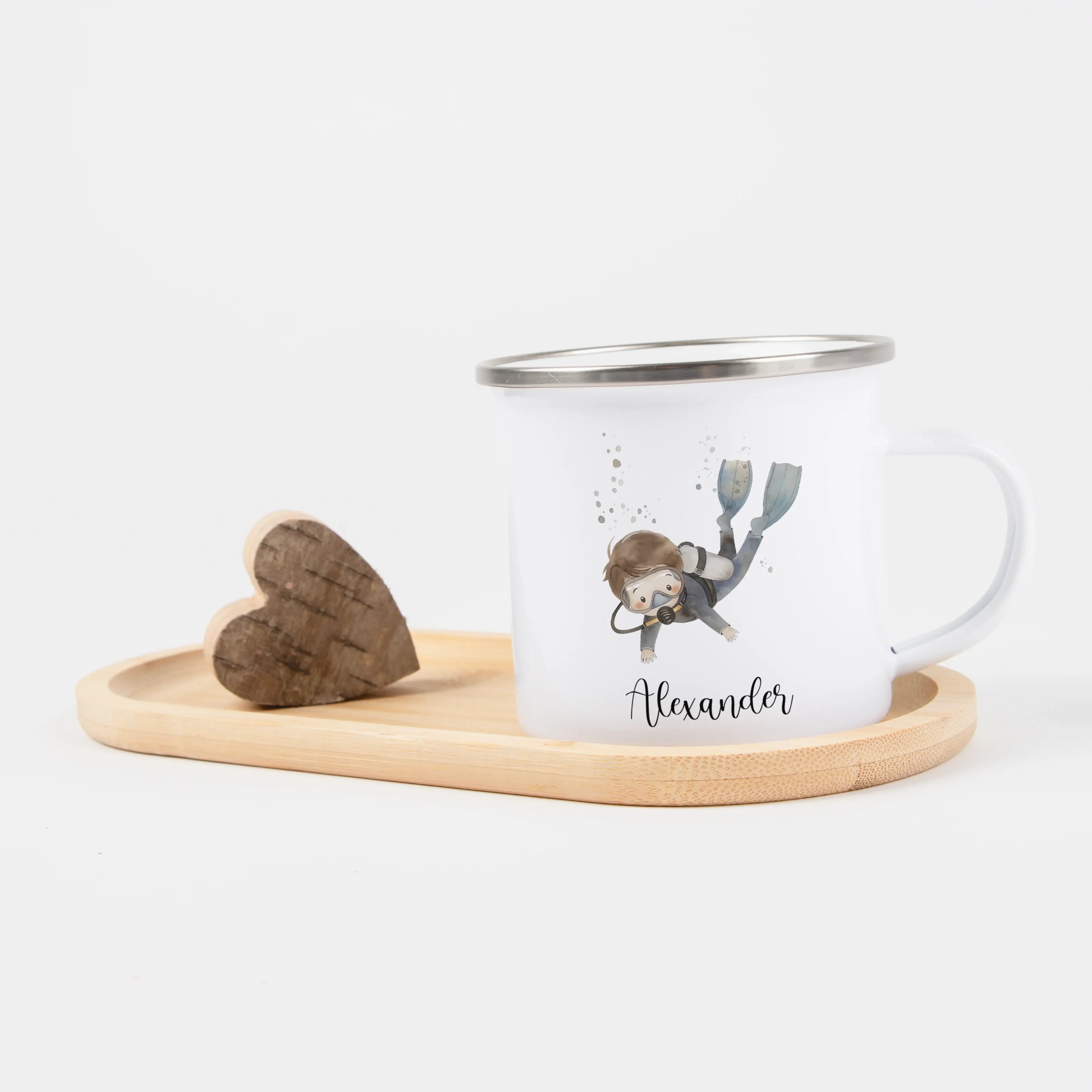 Emaille Tasse Taucher-Emaille Tasse-famprints-Tauchen, entdecken, träumen – die Emaille Tasse Taucher von famprints ist genau das Richtige für Kinder, die das Meer lieben und gern auf kleine Abenteuer gehen. Mit einem liebevoll gestalteten Unterwasser-Mot