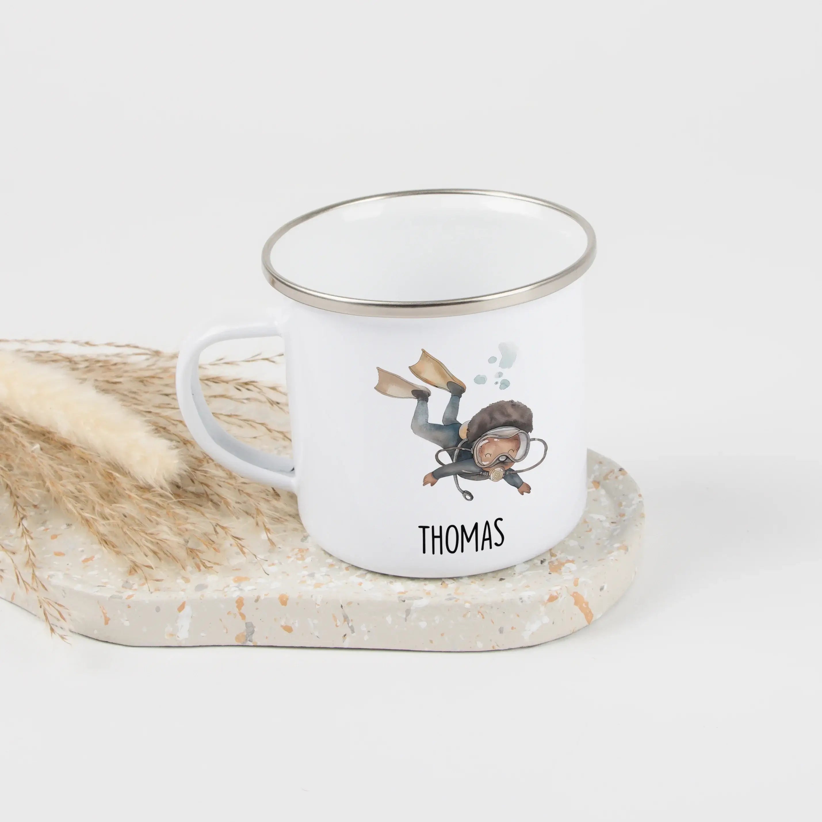 Emaille Tasse Taucher-Emaille Tasse-famprints-Tauchen, entdecken, träumen – die Emaille Tasse Taucher von famprints ist genau das Richtige für Kinder, die das Meer lieben und gern auf kleine Abenteuer gehen. Mit einem liebevoll gestalteten Unterwasser-Mot