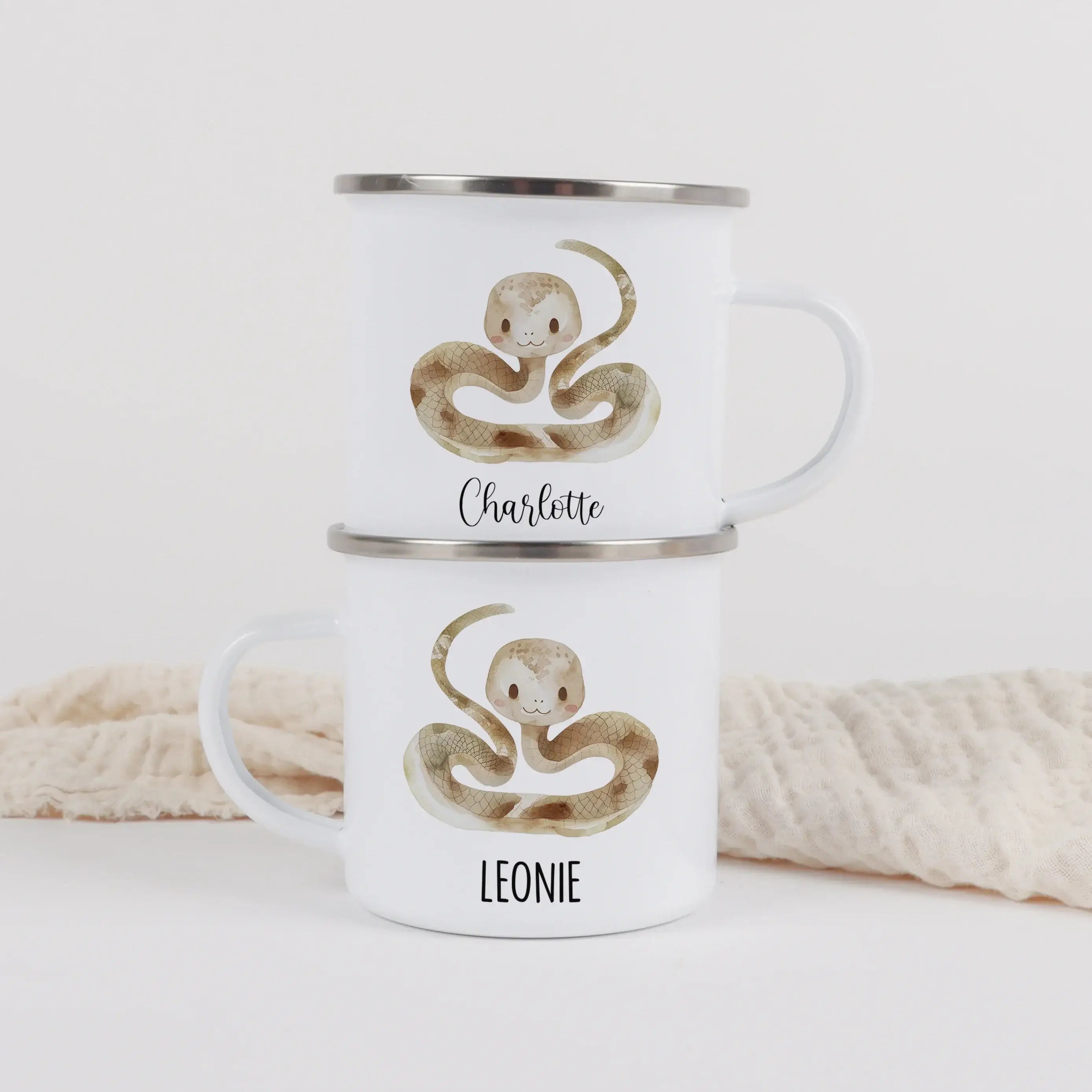 Emaille Tasse Schlange-Emaille Tasse-famprints-Die Emaille Tasse Schlange von famprints ist ein liebevoll gestalteter Becher mit Namen, der perfekt in den Alltag von Kindern passt. Das verspielte Schlangenmotiv in sanften Farben macht die Tasse schnell zu