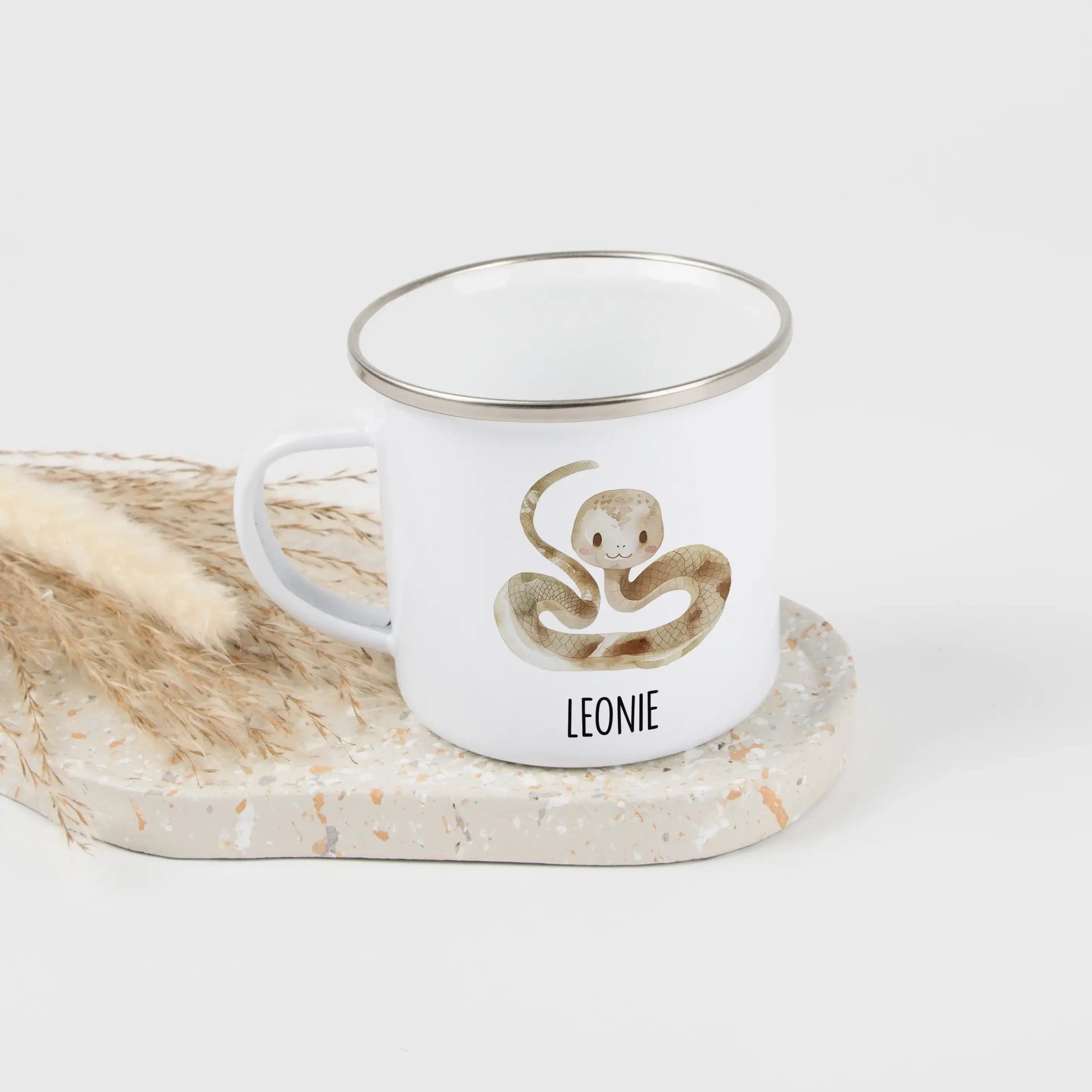Emaille Tasse Schlange-Emaille Tasse-famprints-Die Emaille Tasse Schlange von famprints ist ein liebevoll gestalteter Becher mit Namen, der perfekt in den Alltag von Kindern passt. Das verspielte Schlangenmotiv in sanften Farben macht die Tasse schnell zu
