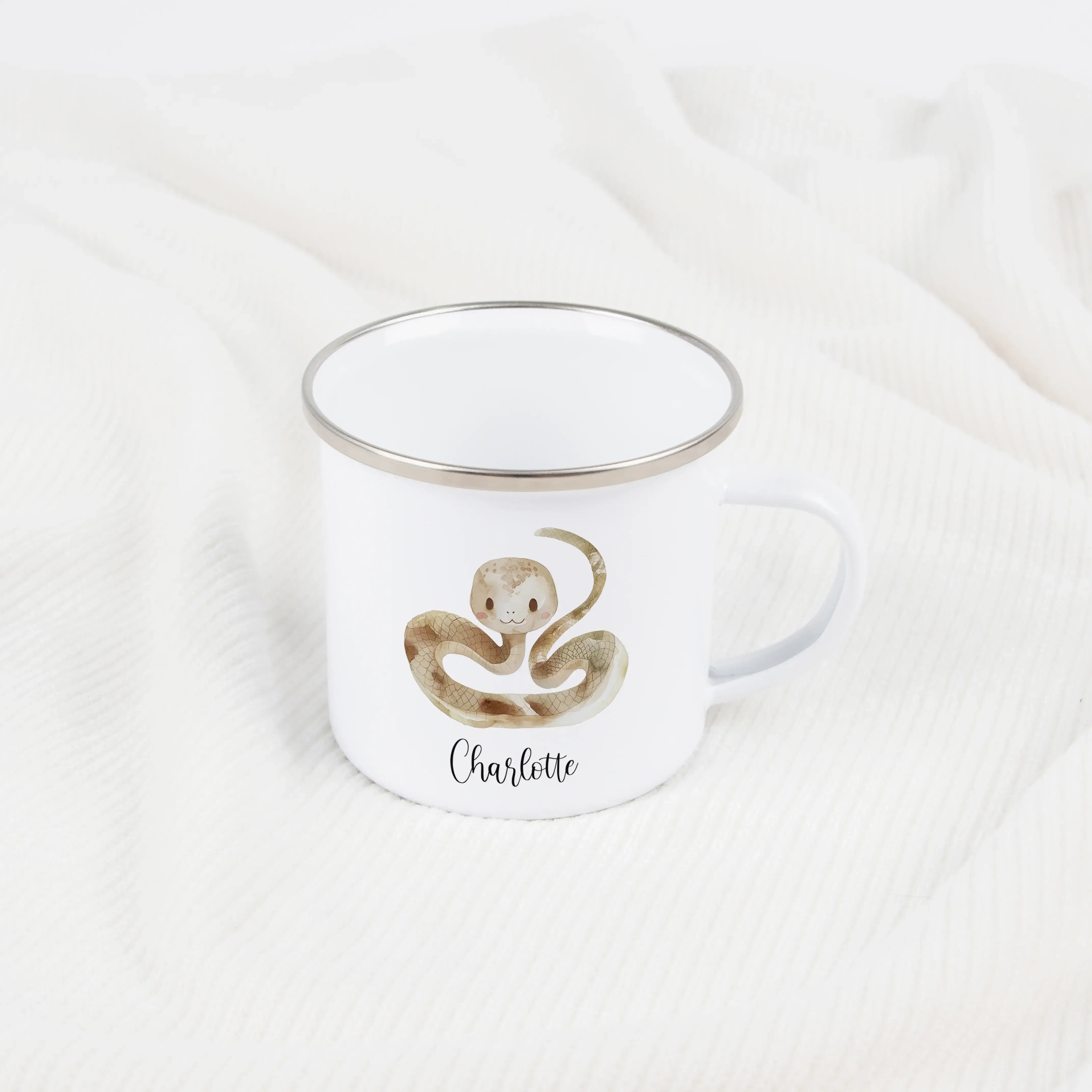 Emaille Tasse Schlange-Emaille Tasse-famprints-Die Emaille Tasse Schlange von famprints ist ein liebevoll gestalteter Becher mit Namen, der perfekt in den Alltag von Kindern passt. Das verspielte Schlangenmotiv in sanften Farben macht die Tasse schnell zu