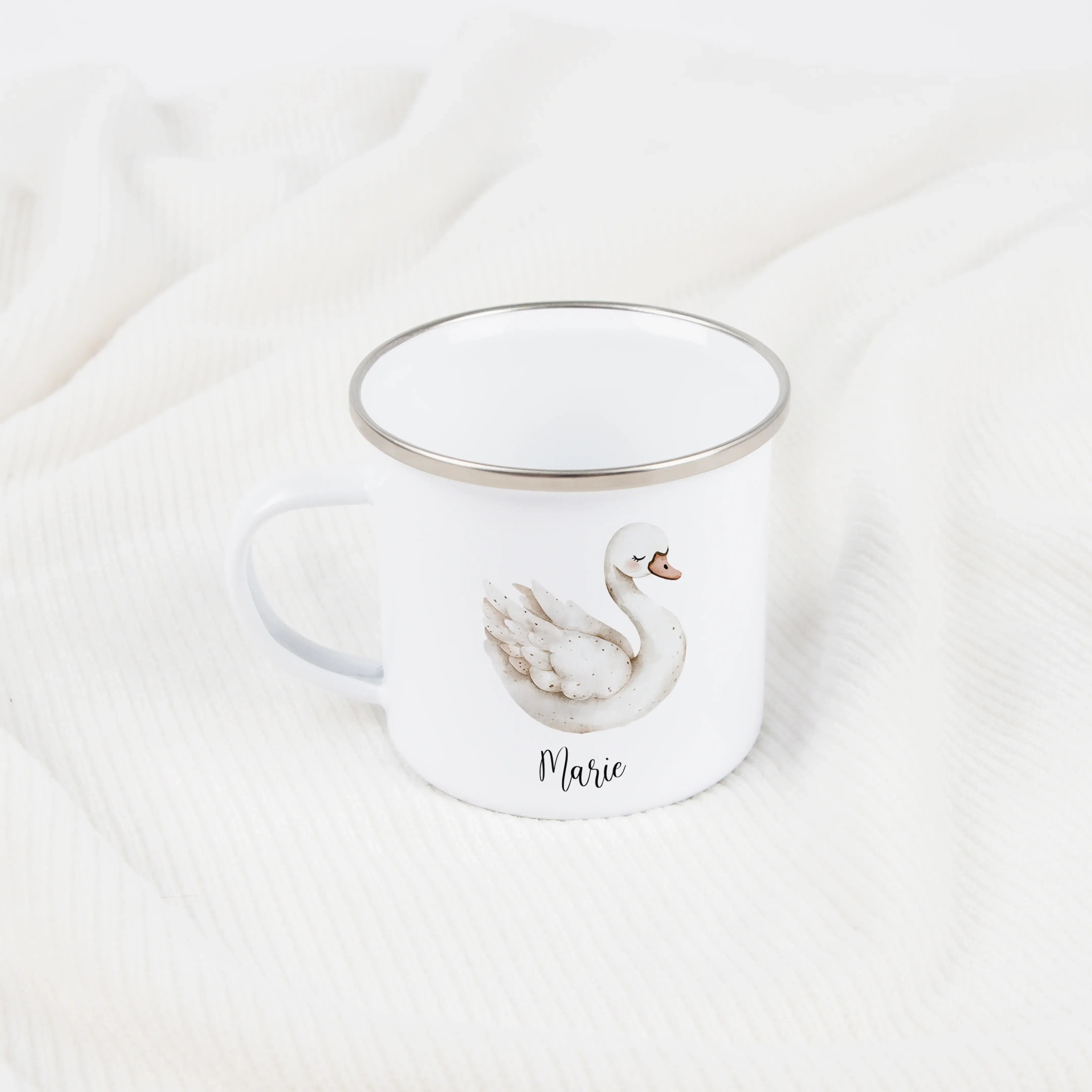 Emaille Tasse Schwan-Emaille Tasse-famprints-Die Emaille Tasse Schwan von famprints ist eine personalisierte Kindertasse, die Alltag und Geschenkidee perfekt verbindet. Das liebevoll illustrierte Schwan-Motiv im sanften Aquarellstil wird mit dem gewünscht