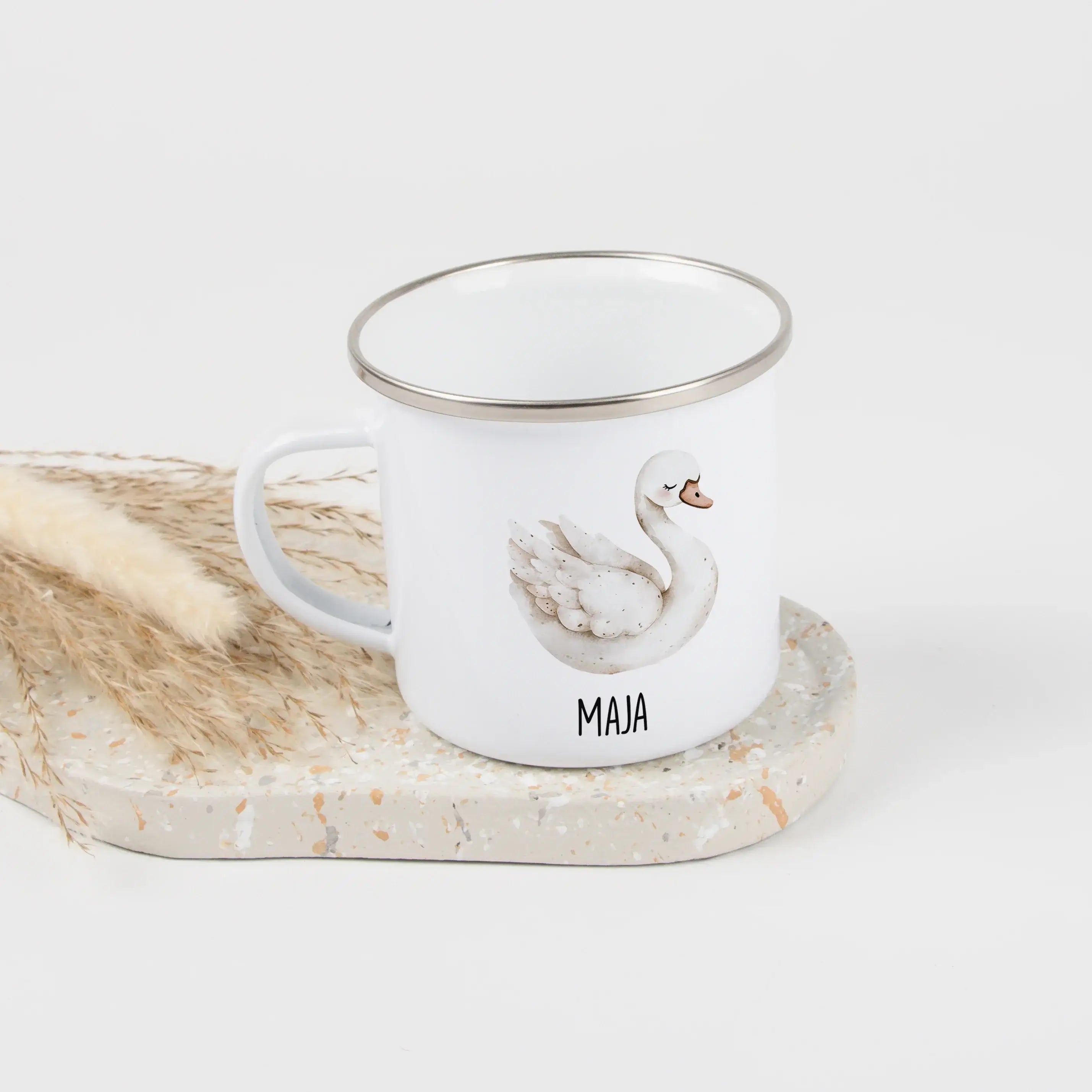 Emaille Tasse Schwan-Emaille Tasse-famprints-Die Emaille Tasse Schwan von famprints ist eine personalisierte Kindertasse, die Alltag und Geschenkidee perfekt verbindet. Das liebevoll illustrierte Schwan-Motiv im sanften Aquarellstil wird mit dem gewünscht