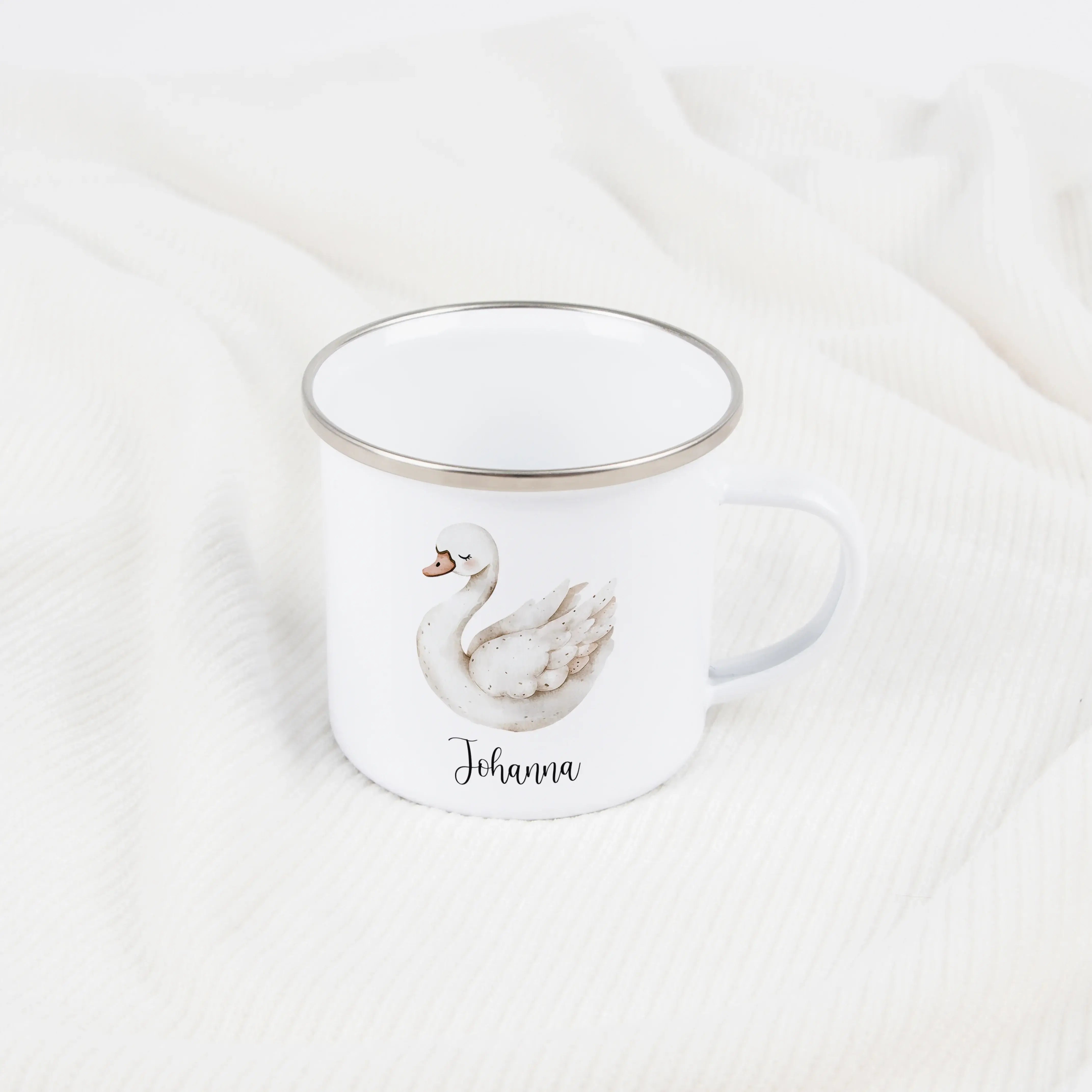 Emaille Tasse Schwan-Emaille Tasse-famprints-Die Emaille Tasse Schwan von famprints ist eine personalisierte Kindertasse, die Alltag und Geschenkidee perfekt verbindet. Das liebevoll illustrierte Schwan-Motiv im sanften Aquarellstil wird mit dem gewünscht