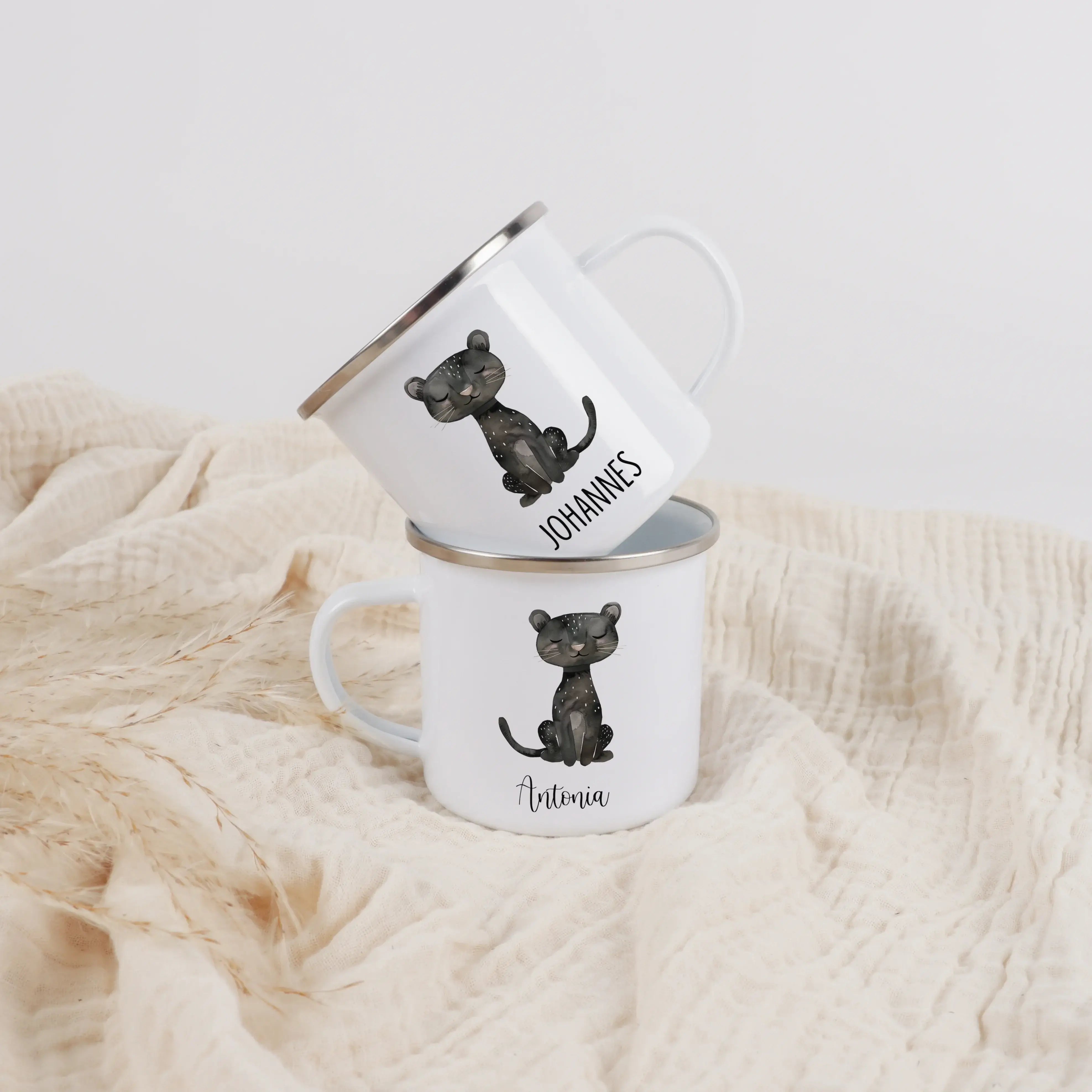 Emaille Tasse Panther-Emaille Tasse-famprints-Die Emaille Tasse Panther von famprints ist mehr als ein Becher – sie ist ein persönliches Geschenk mit Bedeutung. Das liebevoll gestaltete Panther-Motiv wirkt modern, verspielt und zeitlos zugleich und wird m